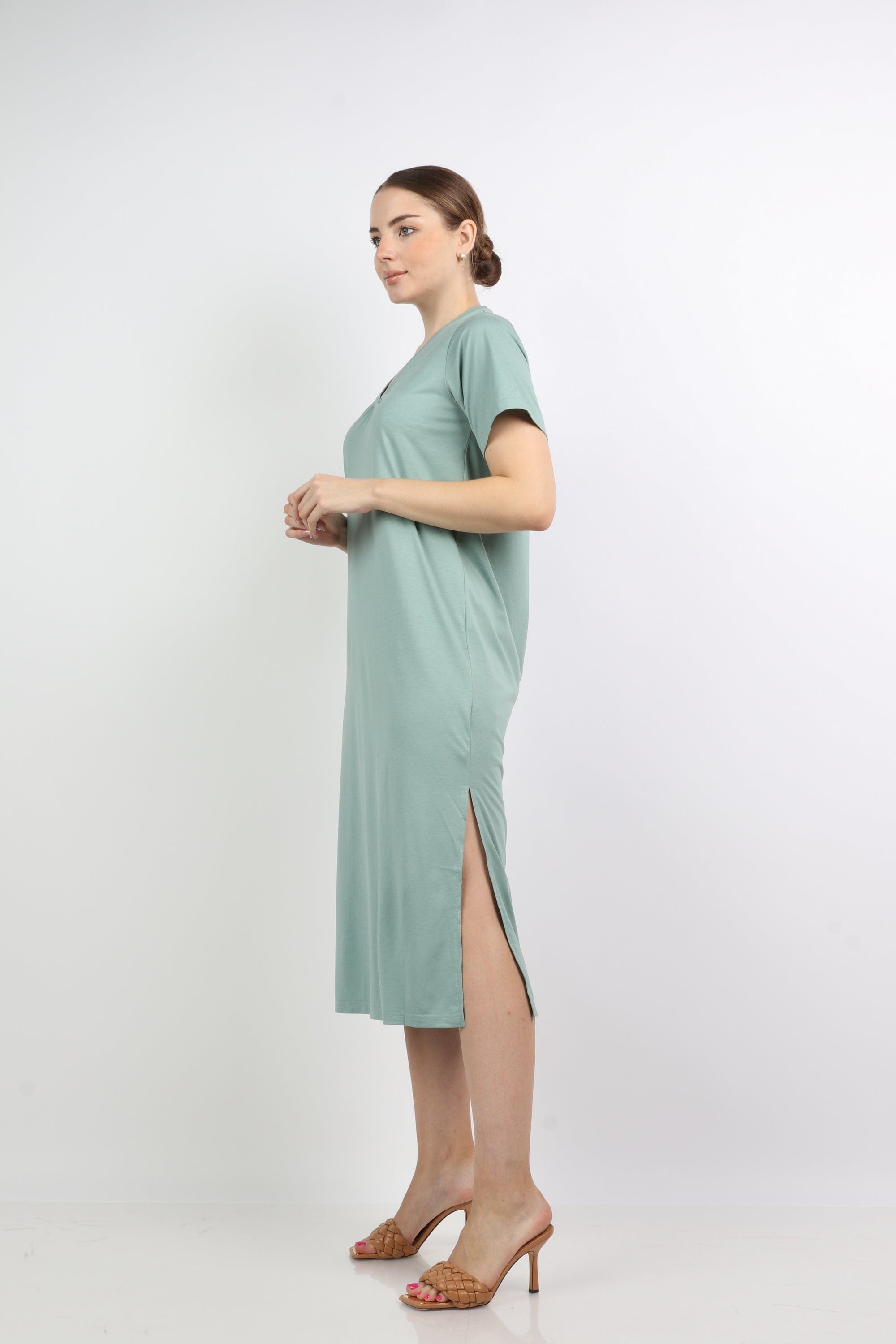 نتشي فستان ميدي سادة بفتحة من جانبين ياقة شكل V بكم قصير