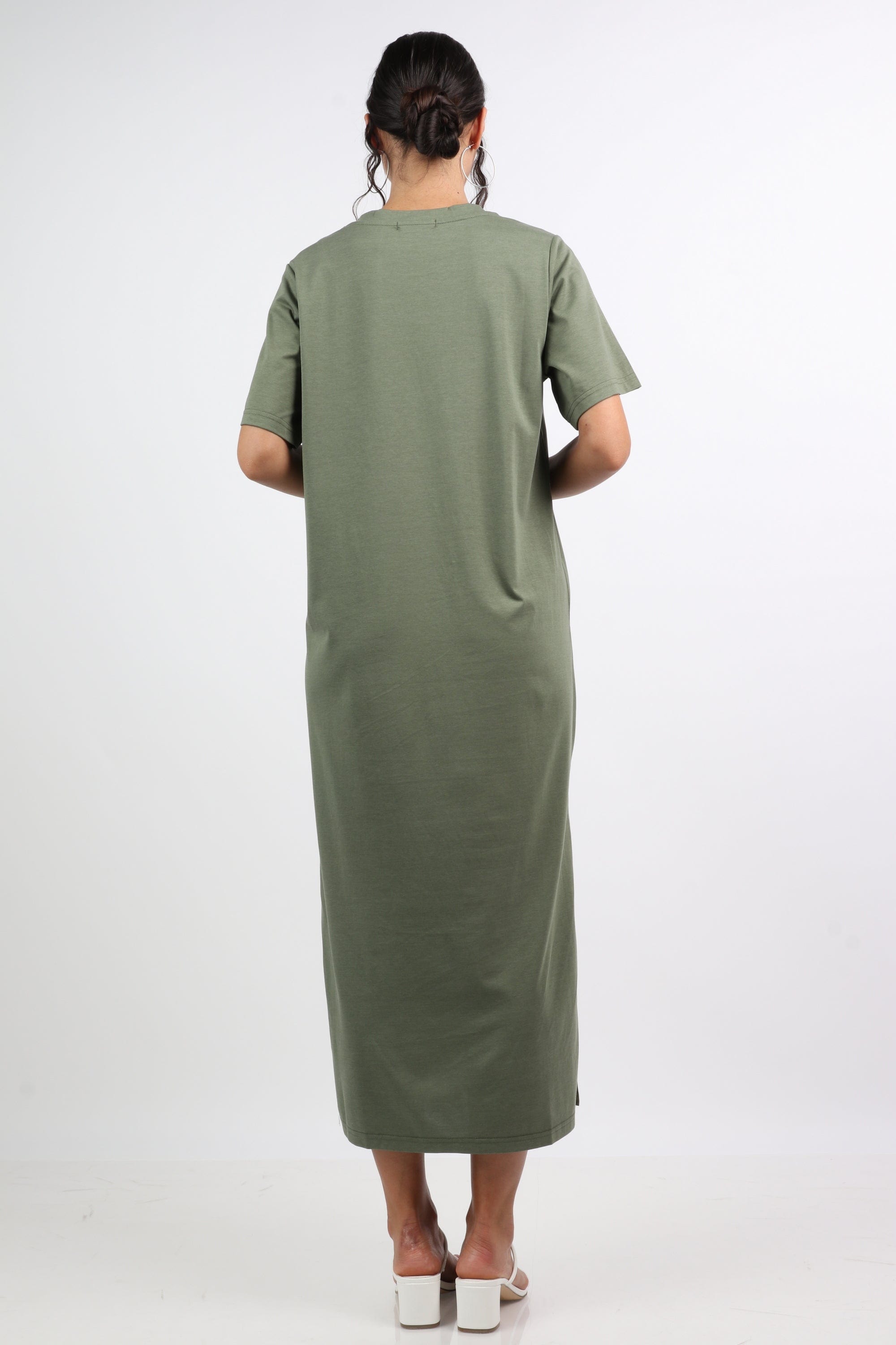 نتشي فستان ميدي سادة بفتحة من جانبين ياقة شكل V بكم قصير