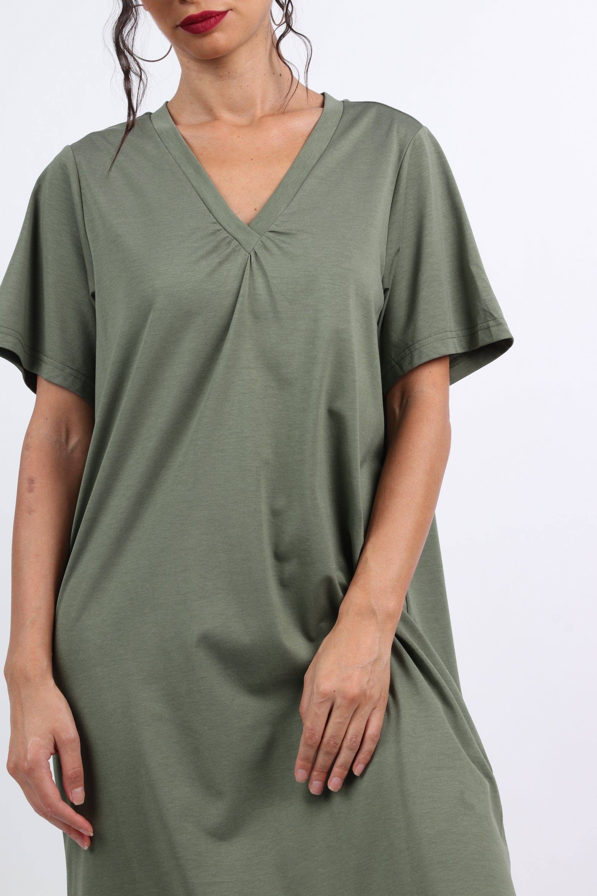 نتشي فستان ميدي سادة بفتحة من جانبين ياقة شكل V بكم قصير