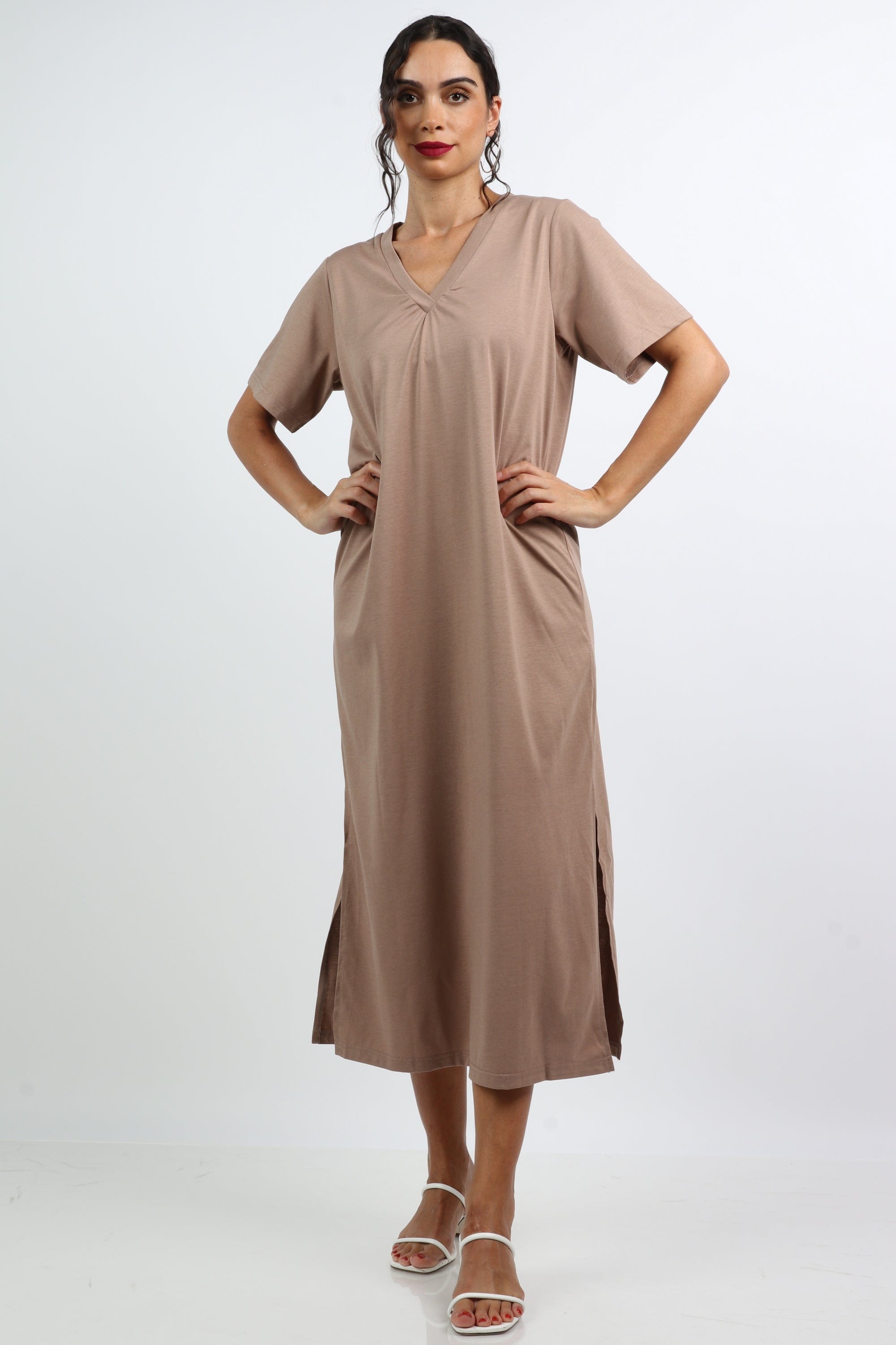 نتشي فستان ميدي سادة بفتحة من جانبين ياقة شكل V بكم قصير