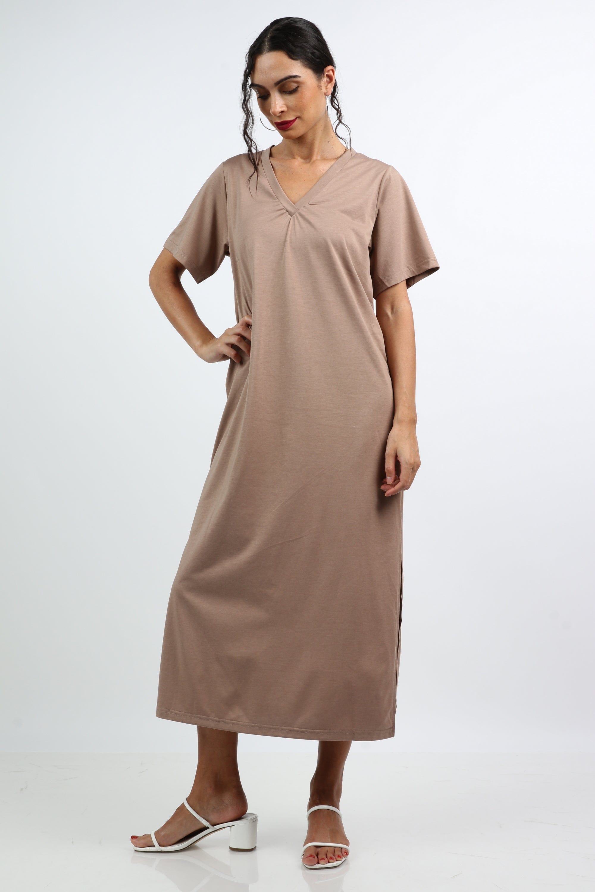 نتشي فستان ميدي سادة بفتحة من جانبين ياقة شكل V بكم قصير