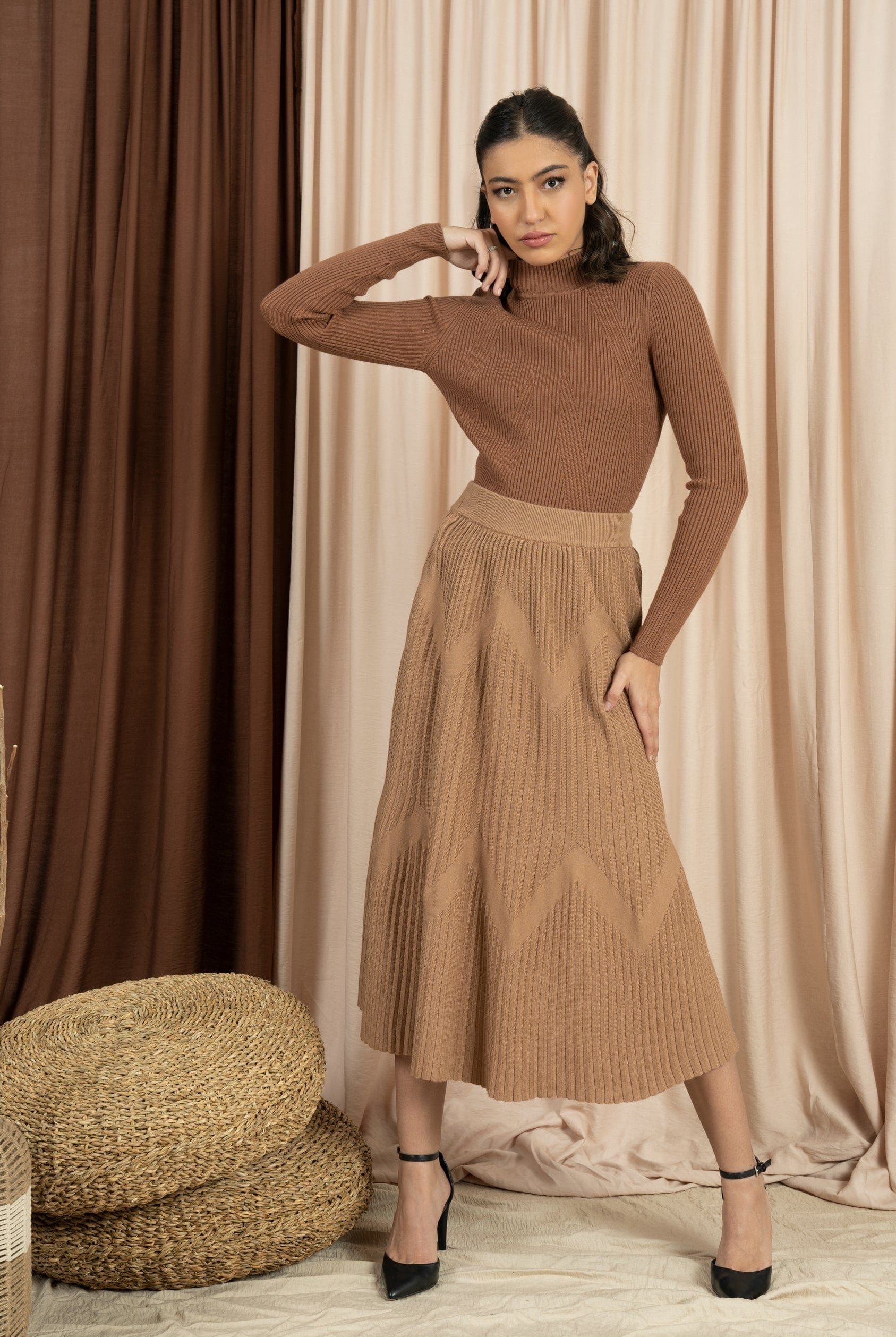 نتشي تنورة ميدي نسائية مضلعة