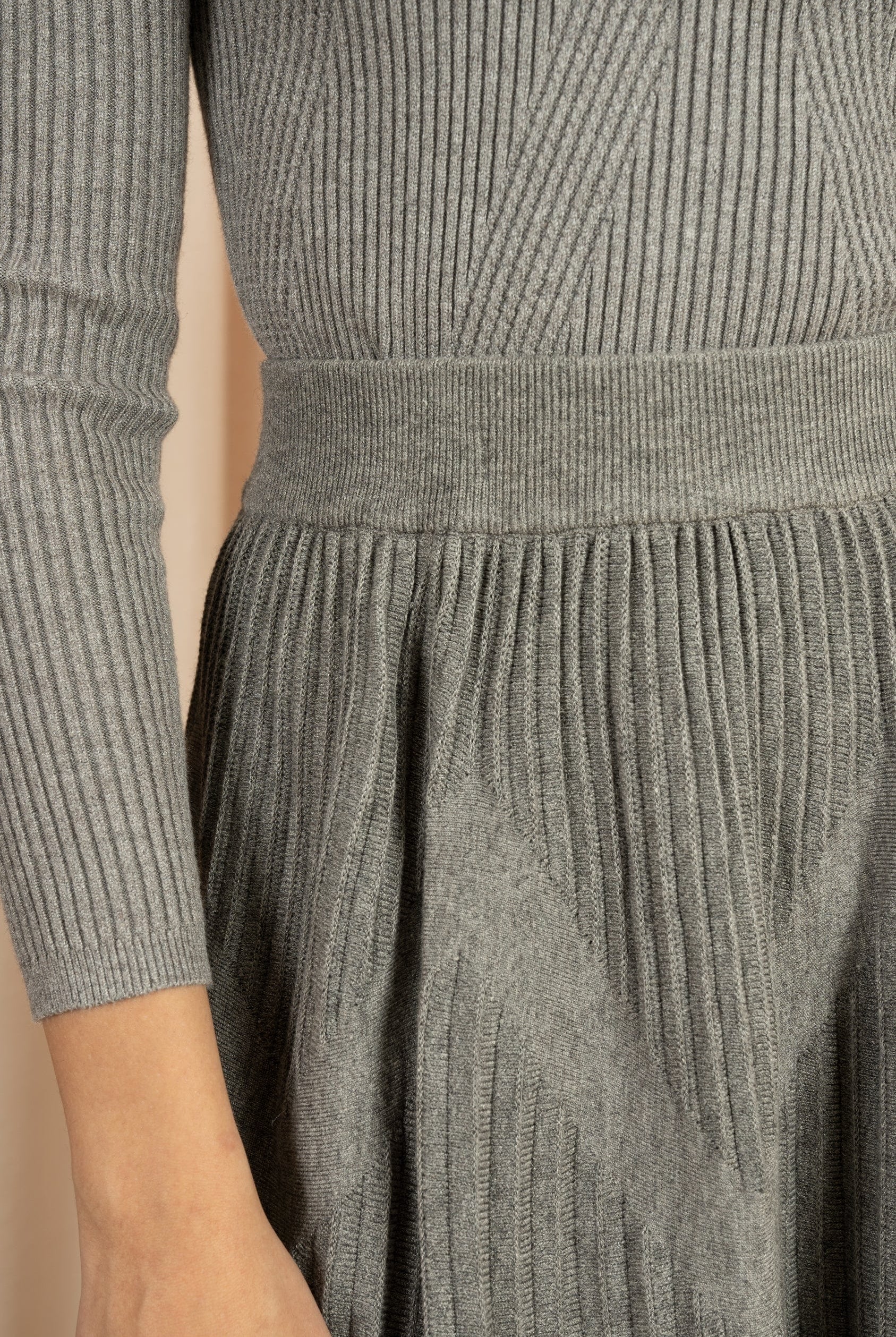 نتشي تنورة ميدي نسائية مضلعة