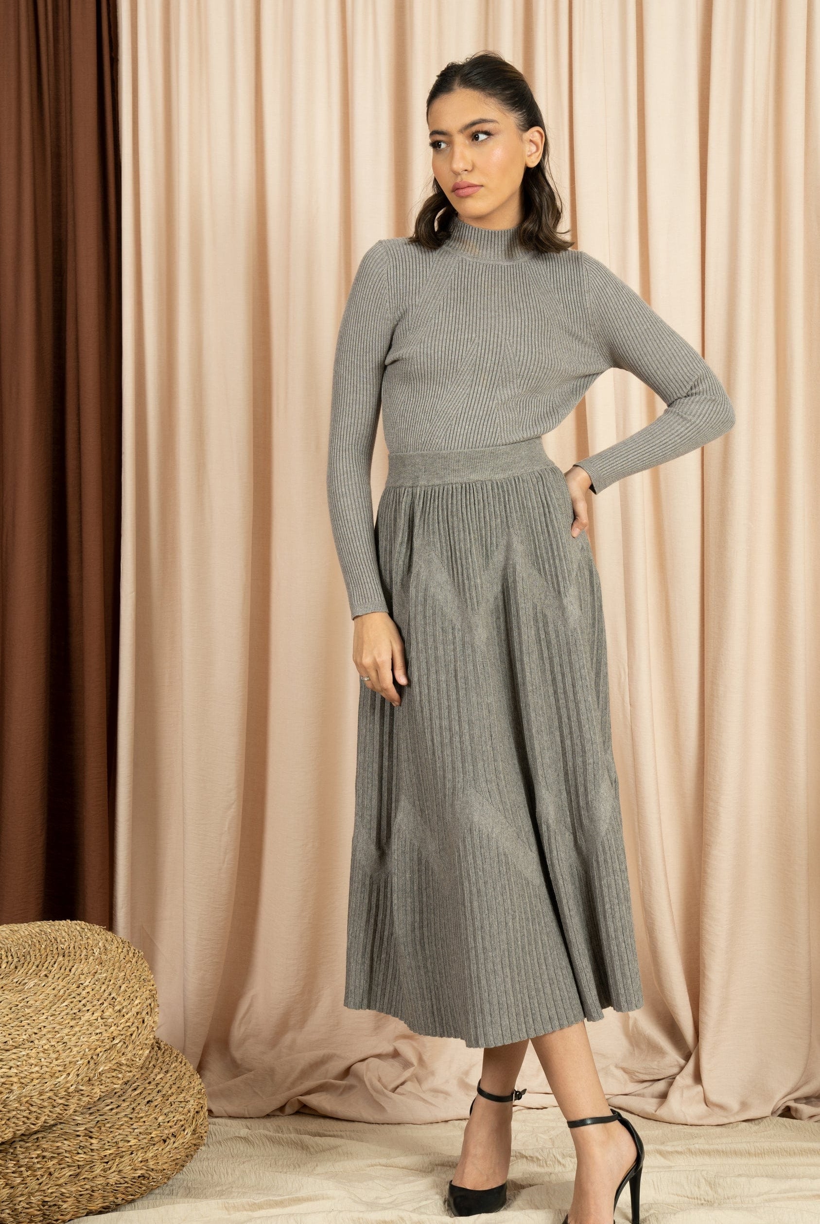 نتشي تنورة ميدي نسائية مضلعة