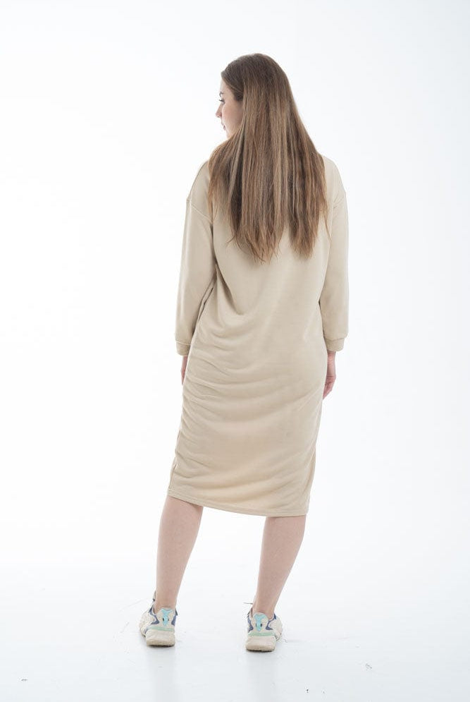 نتشي فستان ميدي بأكمام طويلة وجيب امامي ملحق بهودي