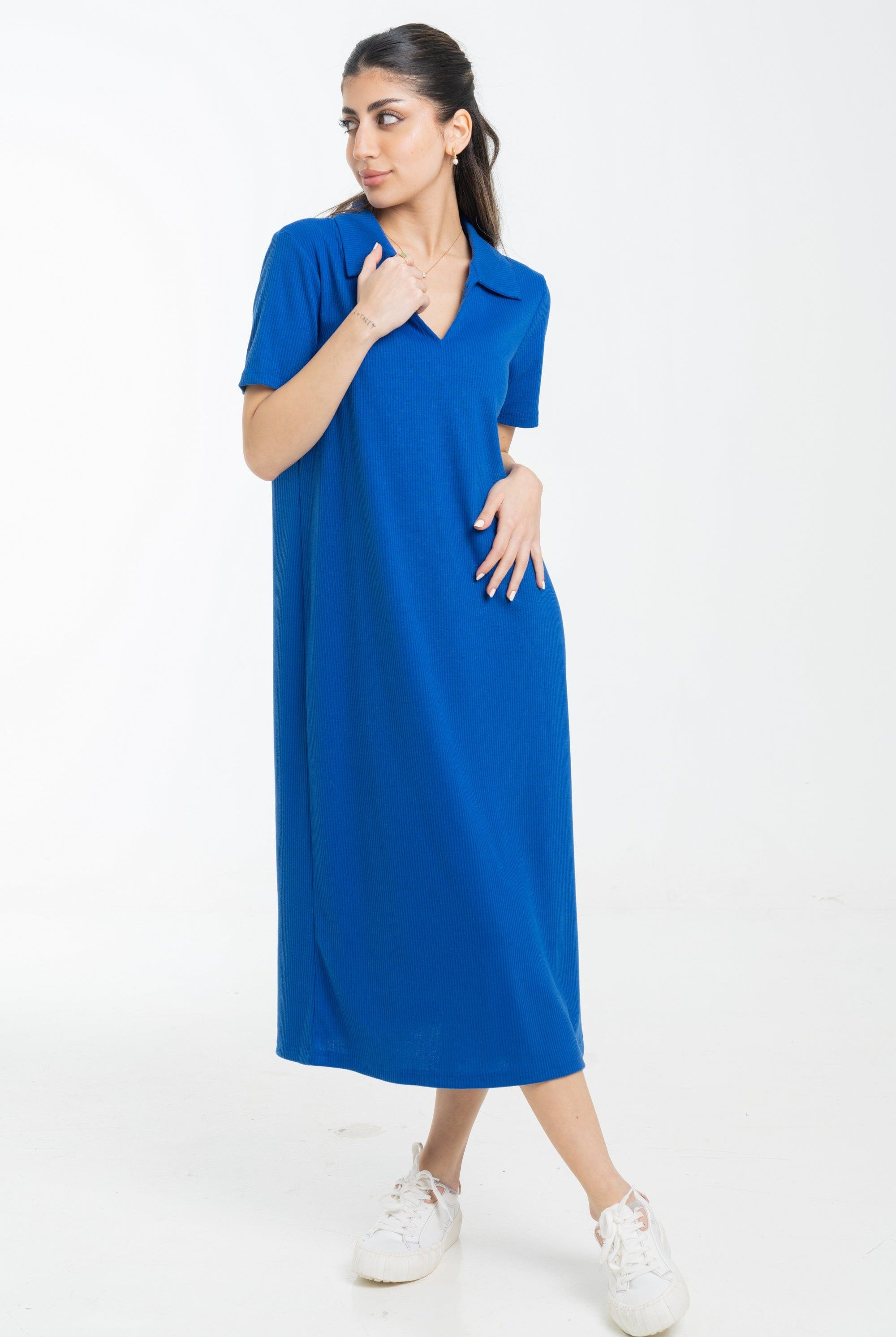 نتشي فستان ميدي بأكمام قصيرة وياقة صغيرة وفتحة صدر سبعة