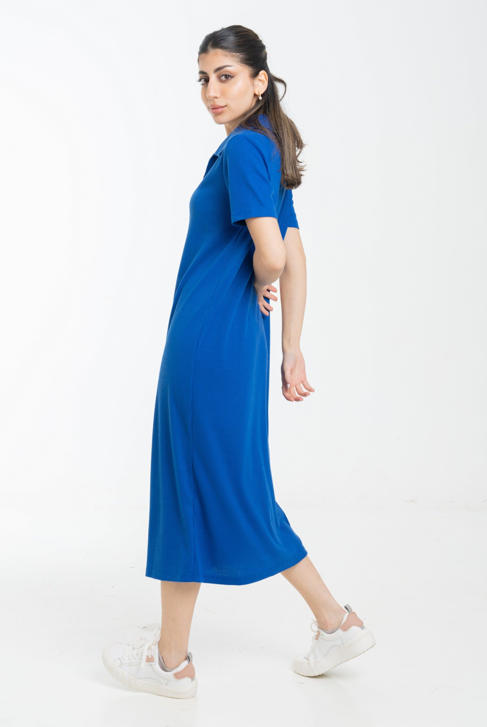 نتشي فستان ميدي بأكمام قصيرة وياقة صغيرة وفتحة صدر سبعة