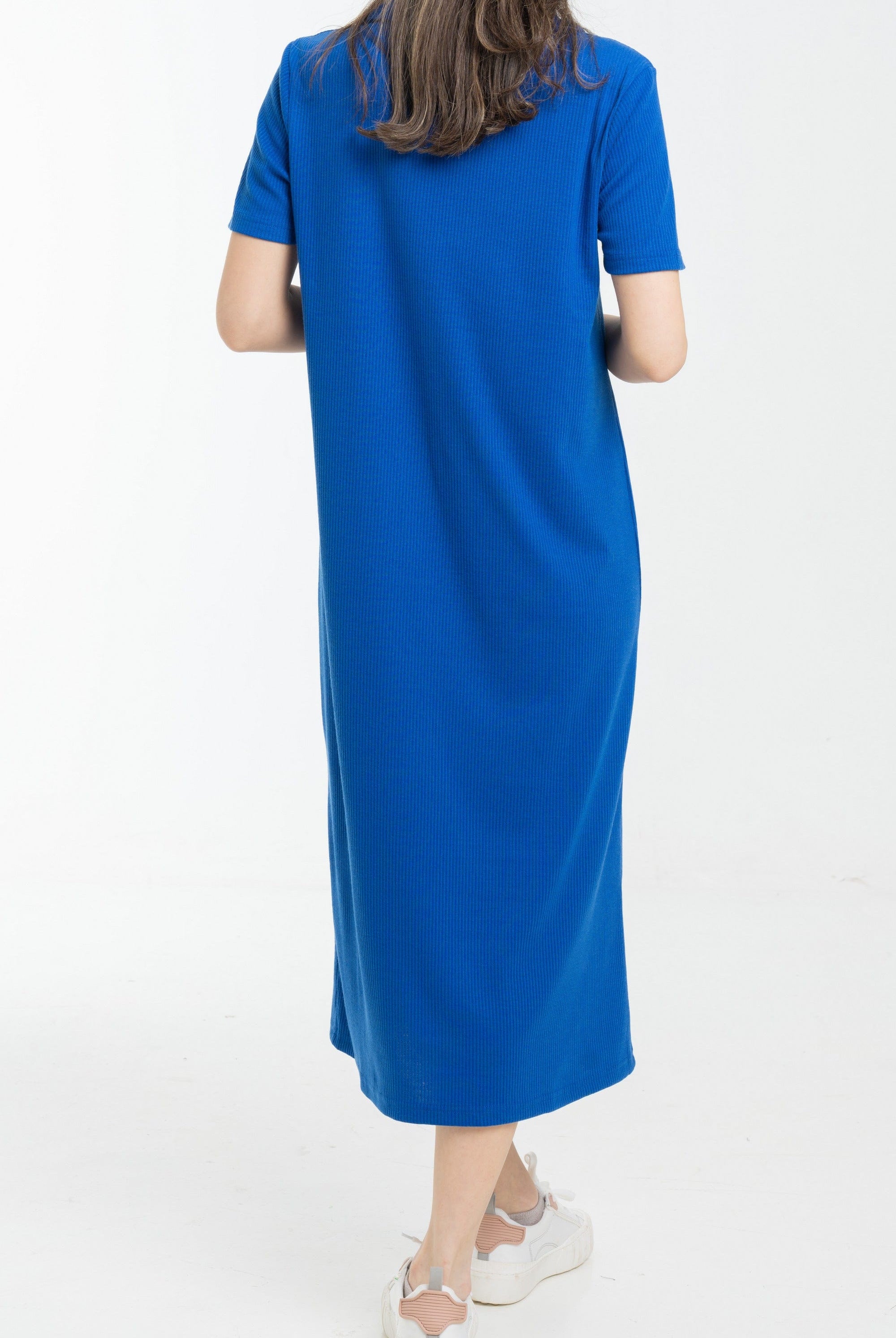 نتشي فستان ميدي بأكمام قصيرة وياقة صغيرة وفتحة صدر سبعة