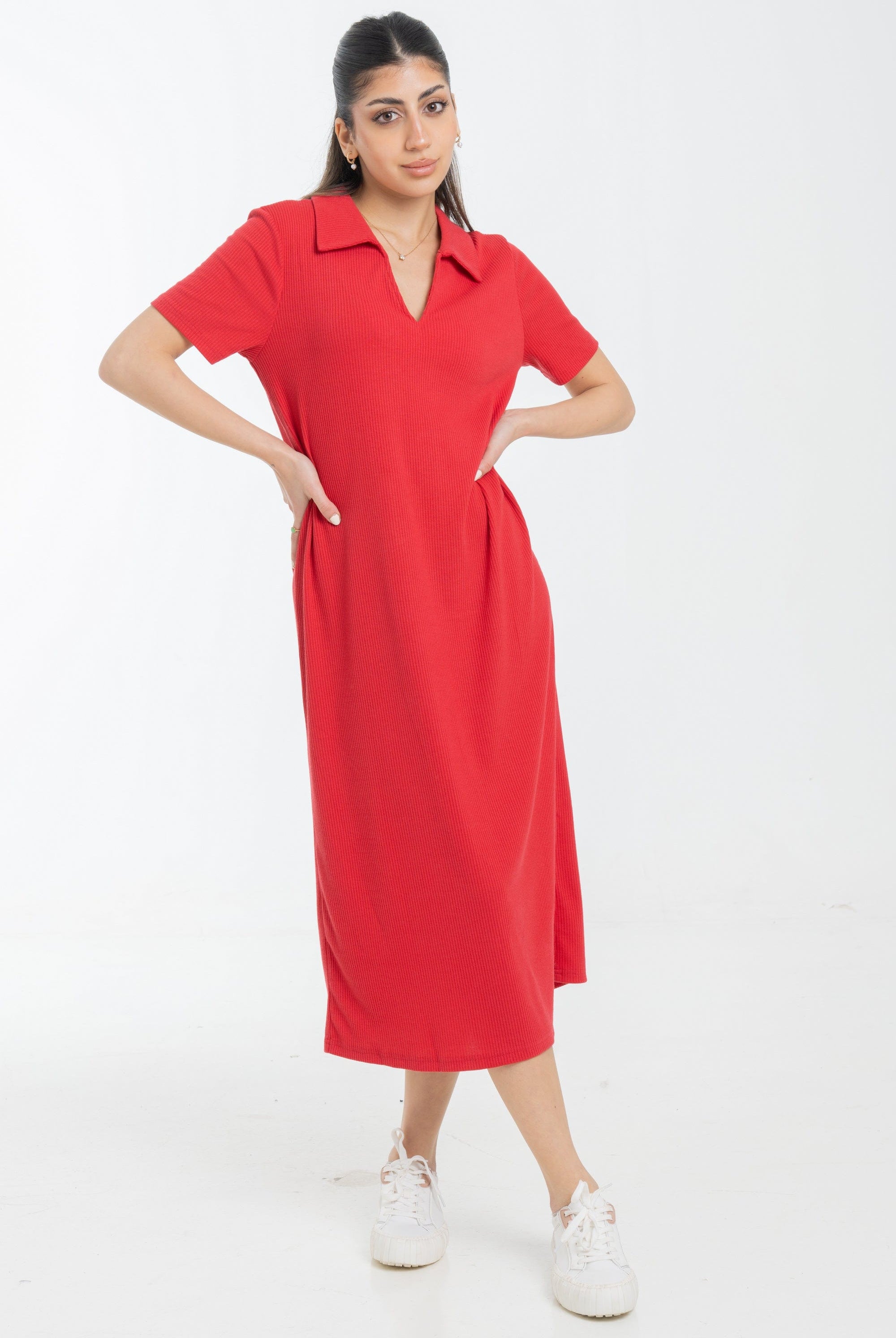 نتشي فستان ميدي بأكمام قصيرة وياقة صغيرة وفتحة صدر سبعة