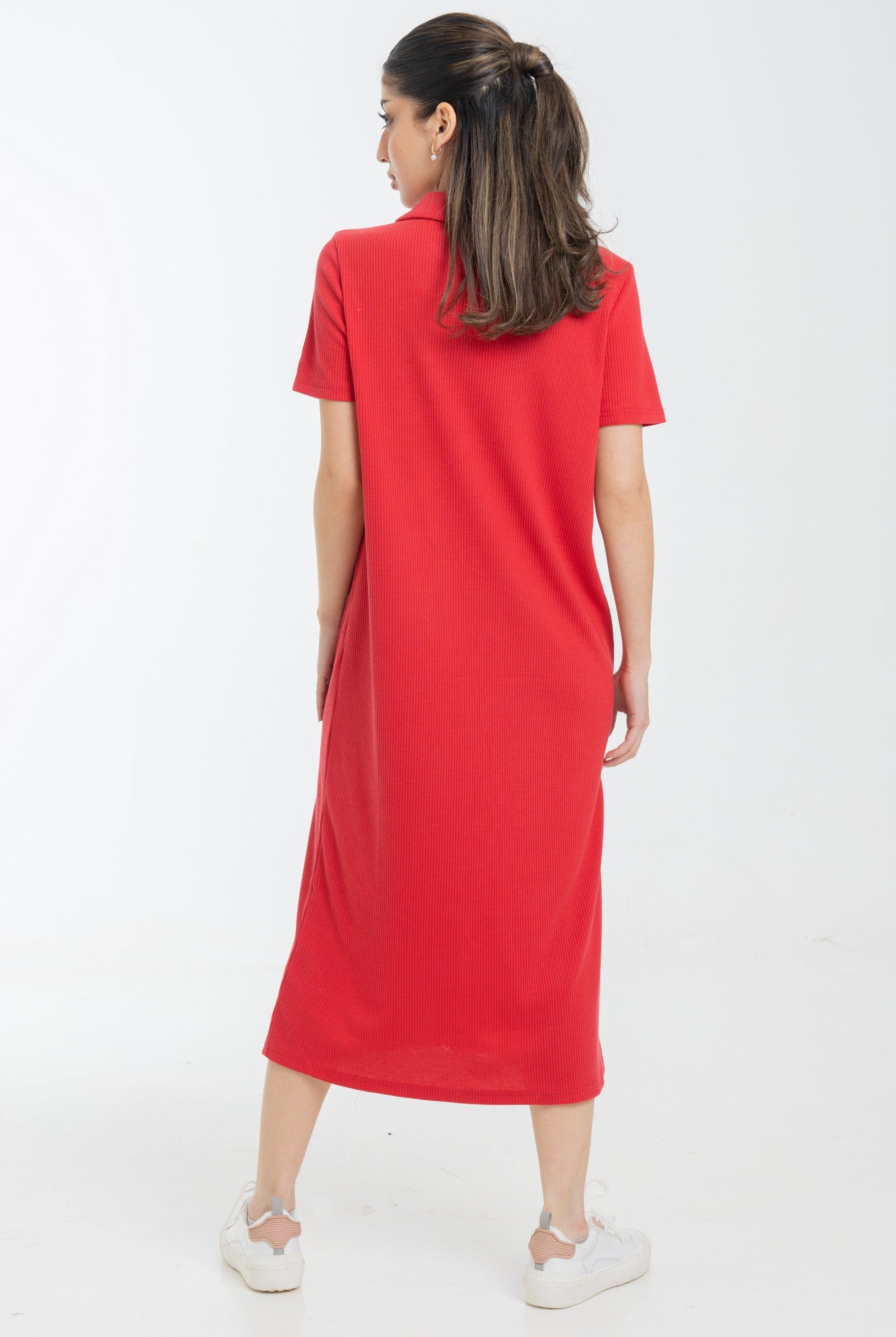 نتشي فستان ميدي بأكمام قصيرة وياقة صغيرة وفتحة صدر سبعة