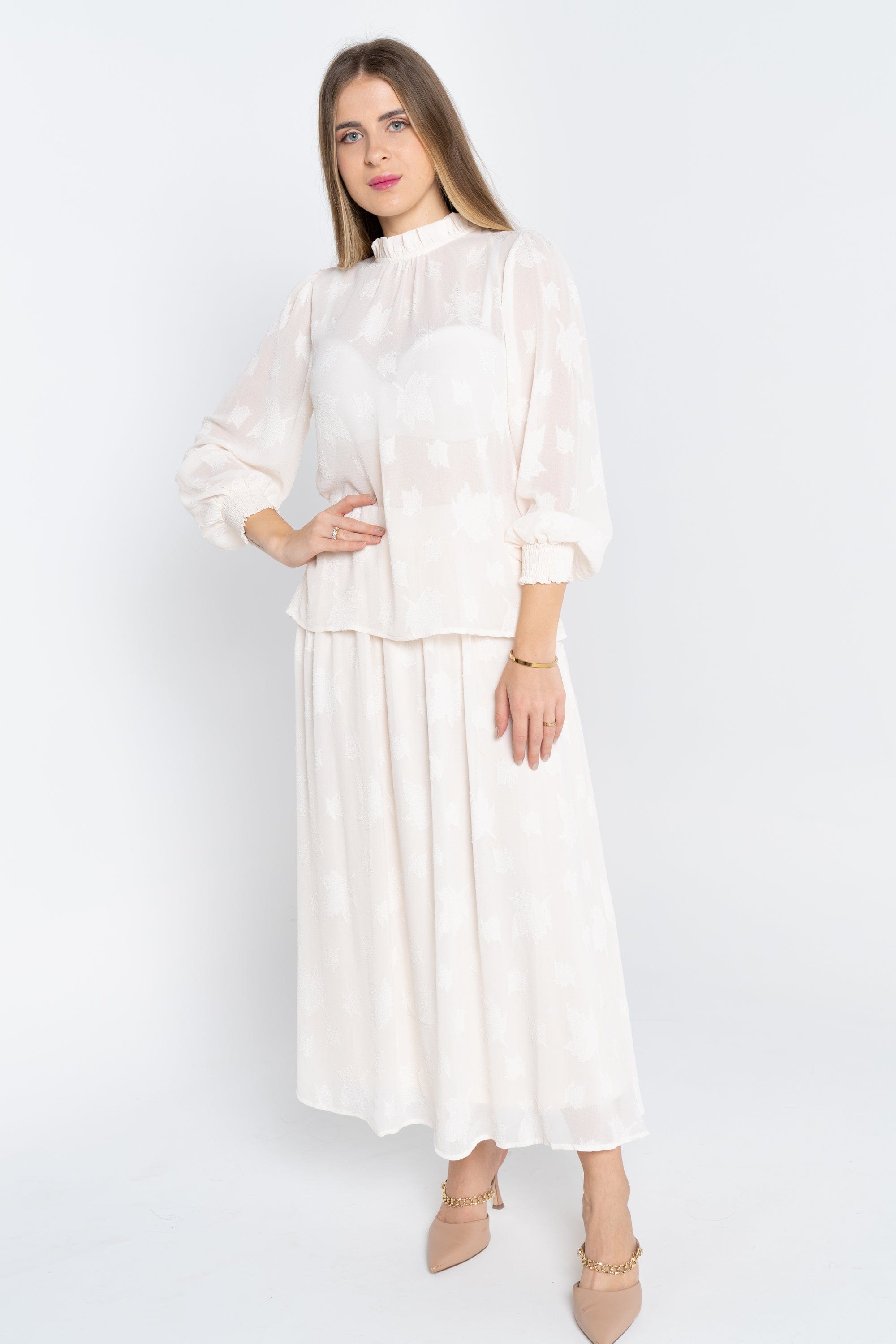 ูุชุดู ุจููุฒุฉ ููุงุณูู ุทูููุฉ ุดูููู ู
ูููุดุฉ ุฃูู
ุงู
ุทูููุฉ ู
ุน ุฃุณุงูุฑ ุนูู ุงูุฃูู
ุงู
ูุณุงุฆู