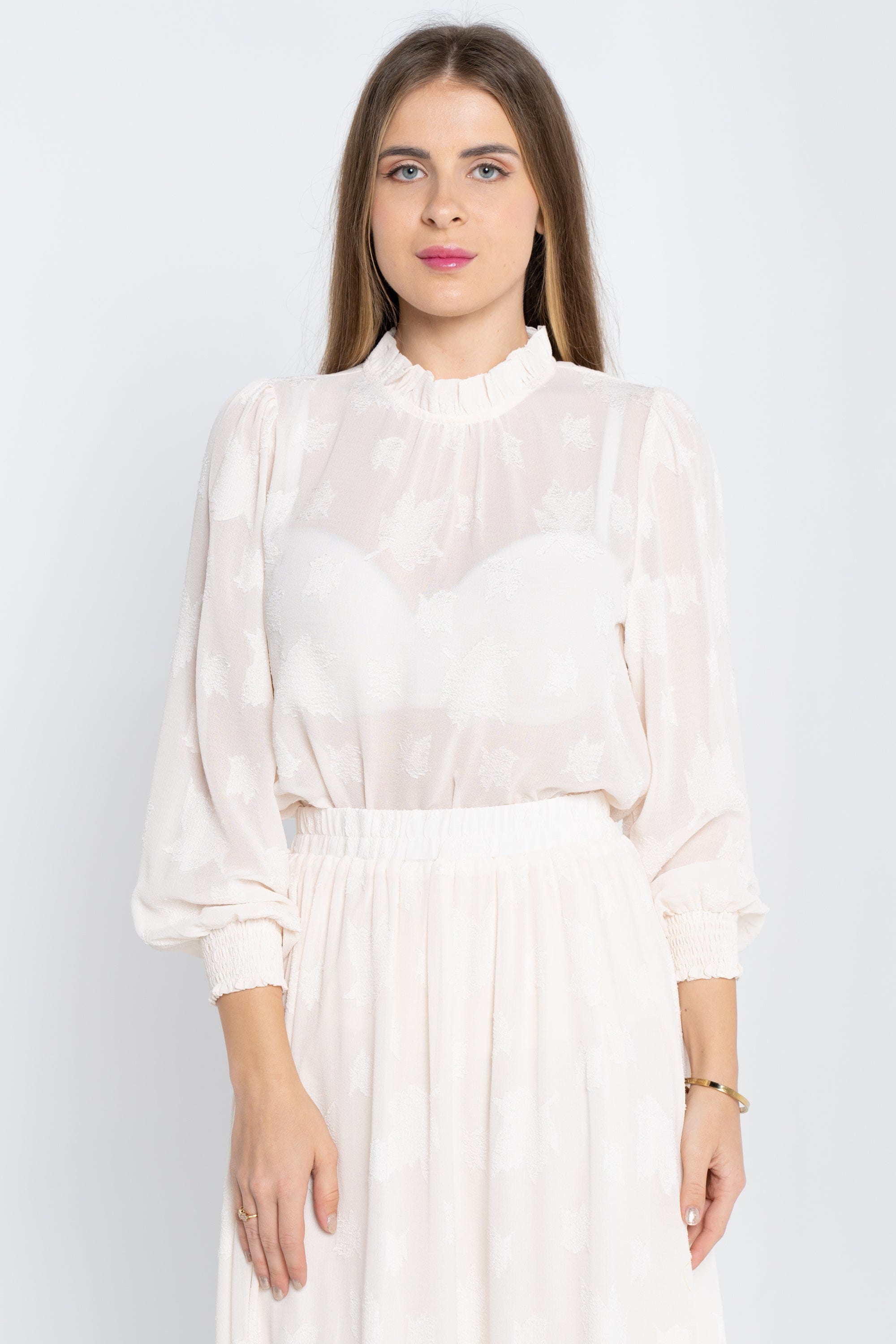 ูุชุดู ุจููุฒุฉ ููุงุณูู ุทูููุฉ ุดูููู ู
ูููุดุฉ ุฃูู
ุงู
ุทูููุฉ ู
ุน ุฃุณุงูุฑ ุนูู ุงูุฃูู
ุงู
ูุณุงุฆู