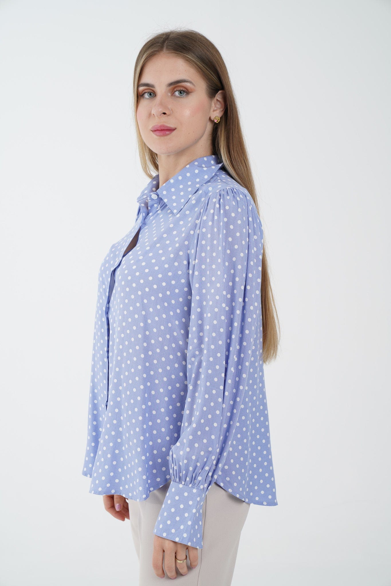 نتشي قميص منقط بأزرار أمامية كم طويل وياقة نسائي