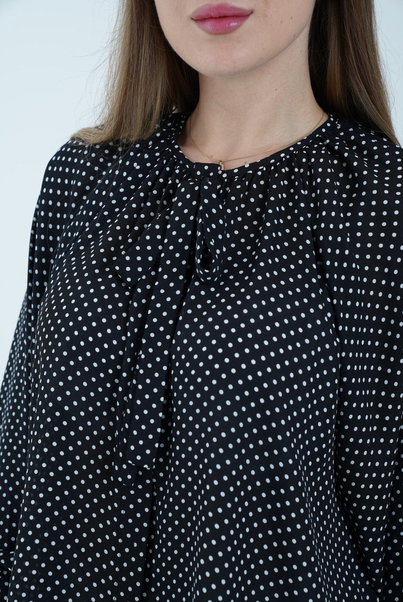 نتشي بلوزة كم طويل بنمط منقط بياقة دائرية