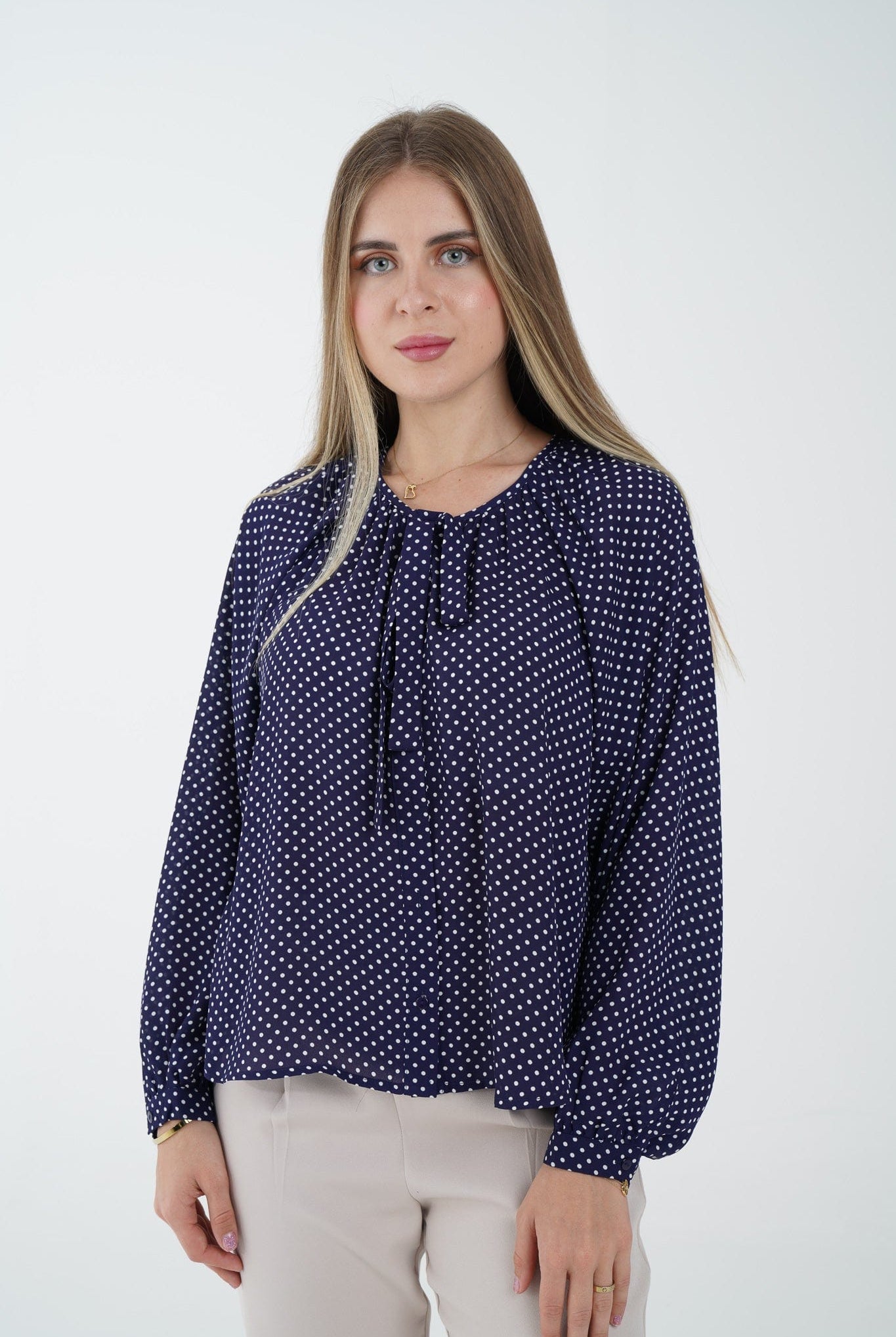 نتشي بلوزة كم طويل بنمط منقط بياقة دائرية