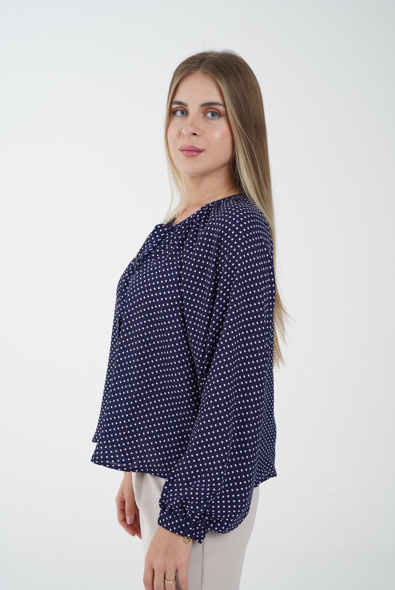 نتشي بلوزة كم طويل بنمط منقط بياقة دائرية