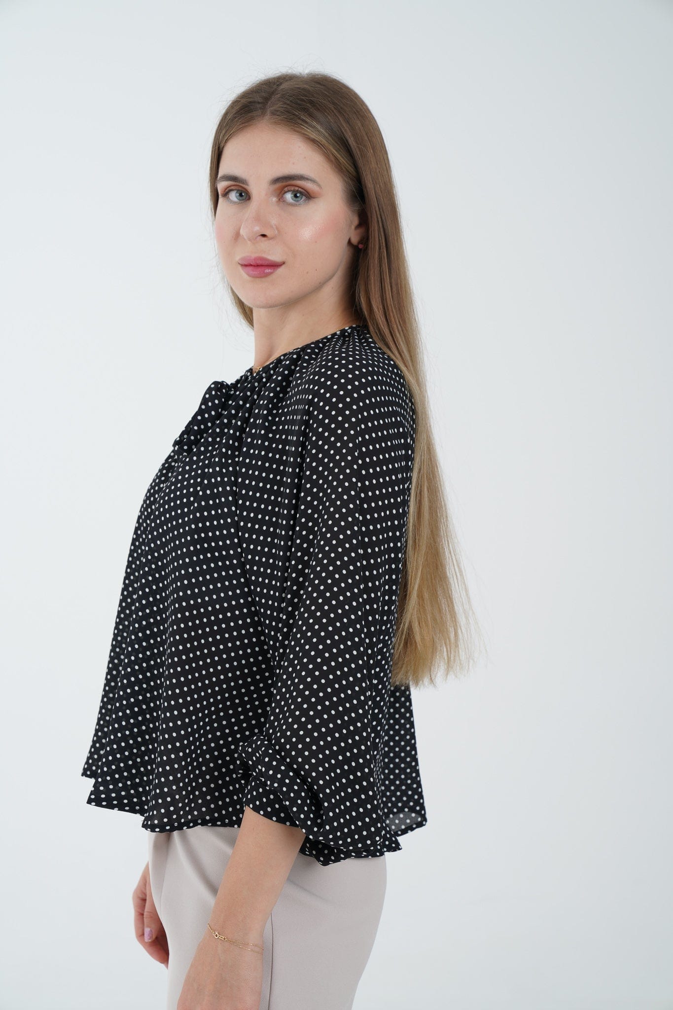 نتشي بلوزة كم طويل بنمط منقط بياقة دائرية