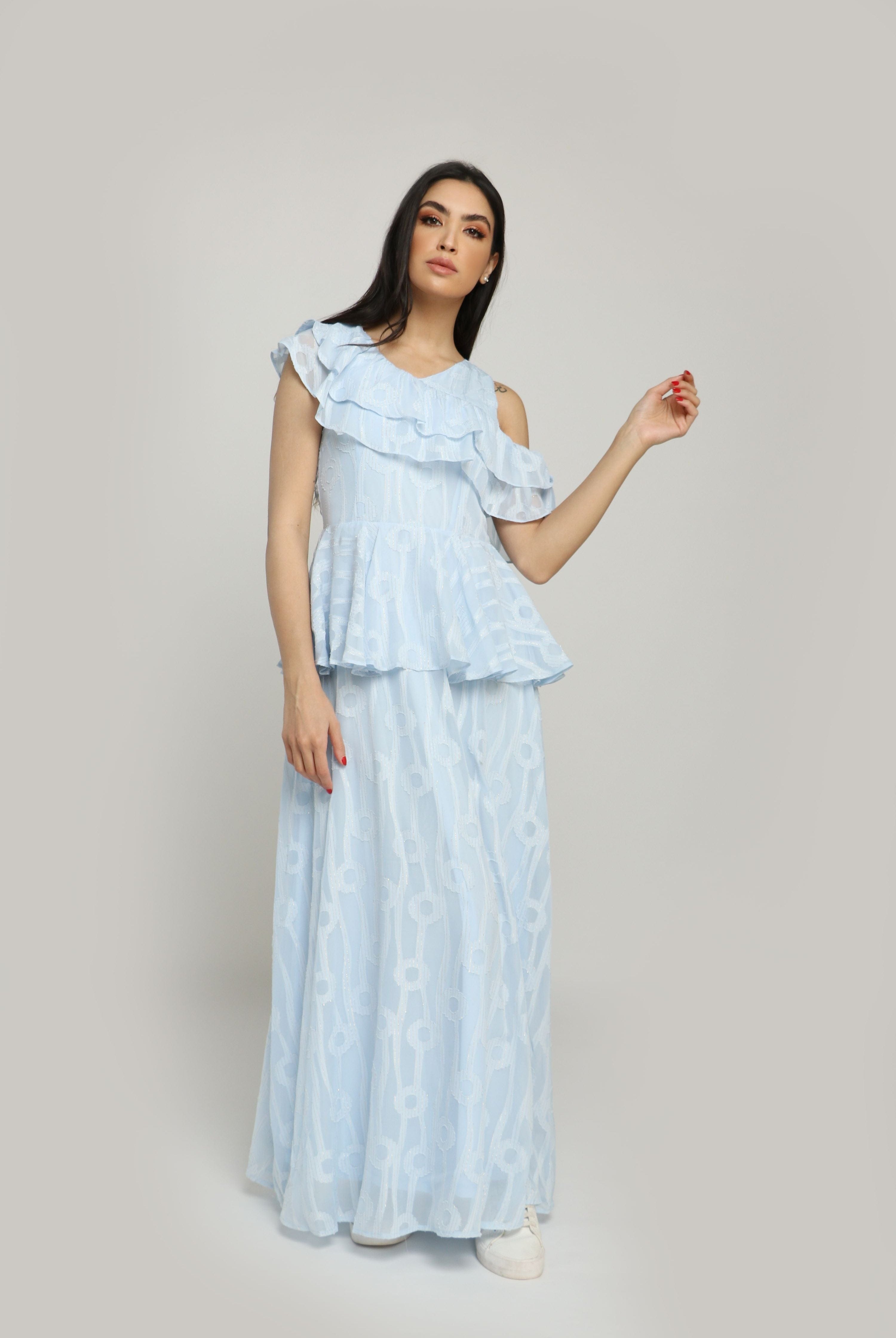 نتشي فستان طويل بكتف مفتوح بكشكشة على الخصر كم قصير