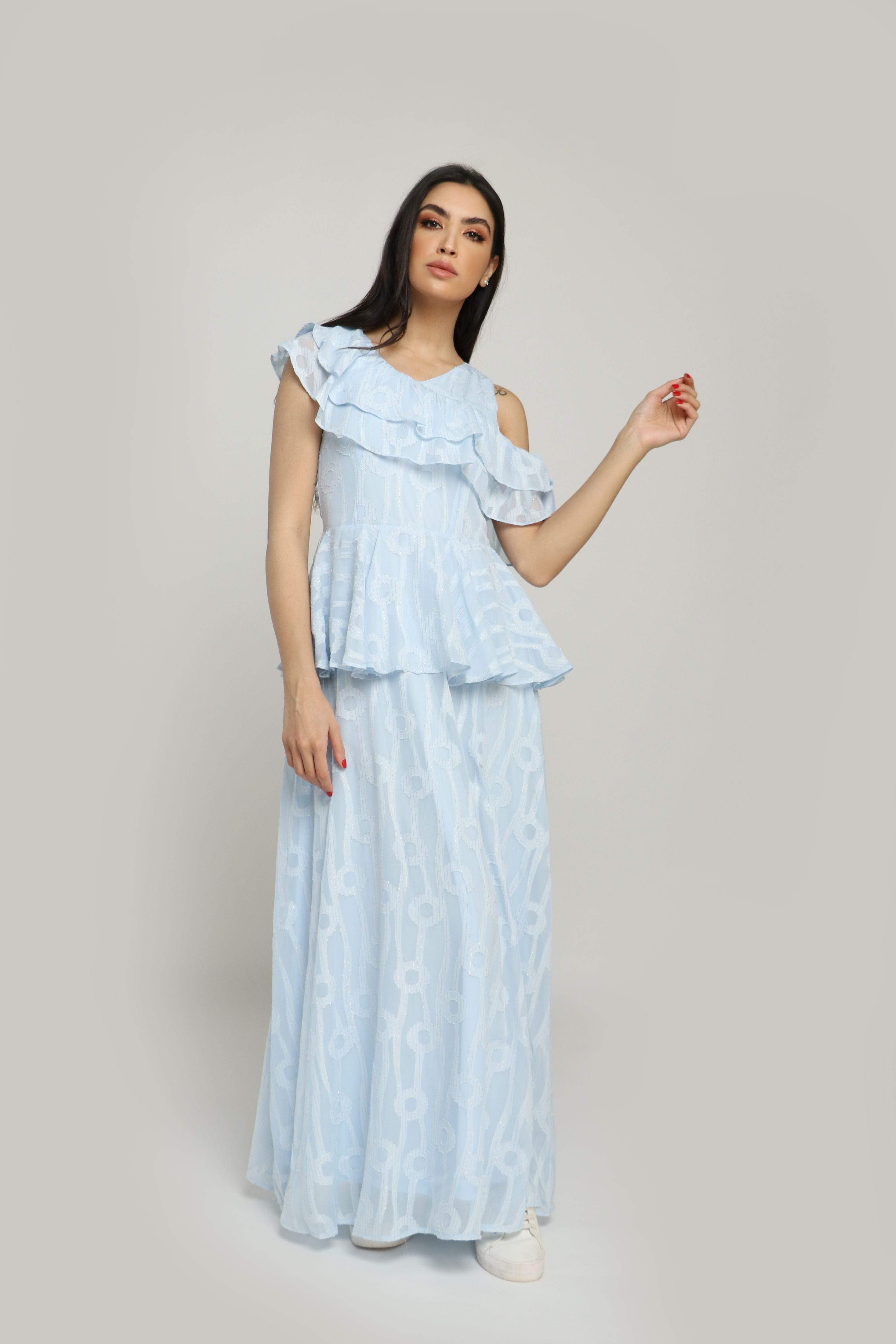 نتشي فستان طويل بكتف مفتوح بكشكشة على الخصر كم قصير