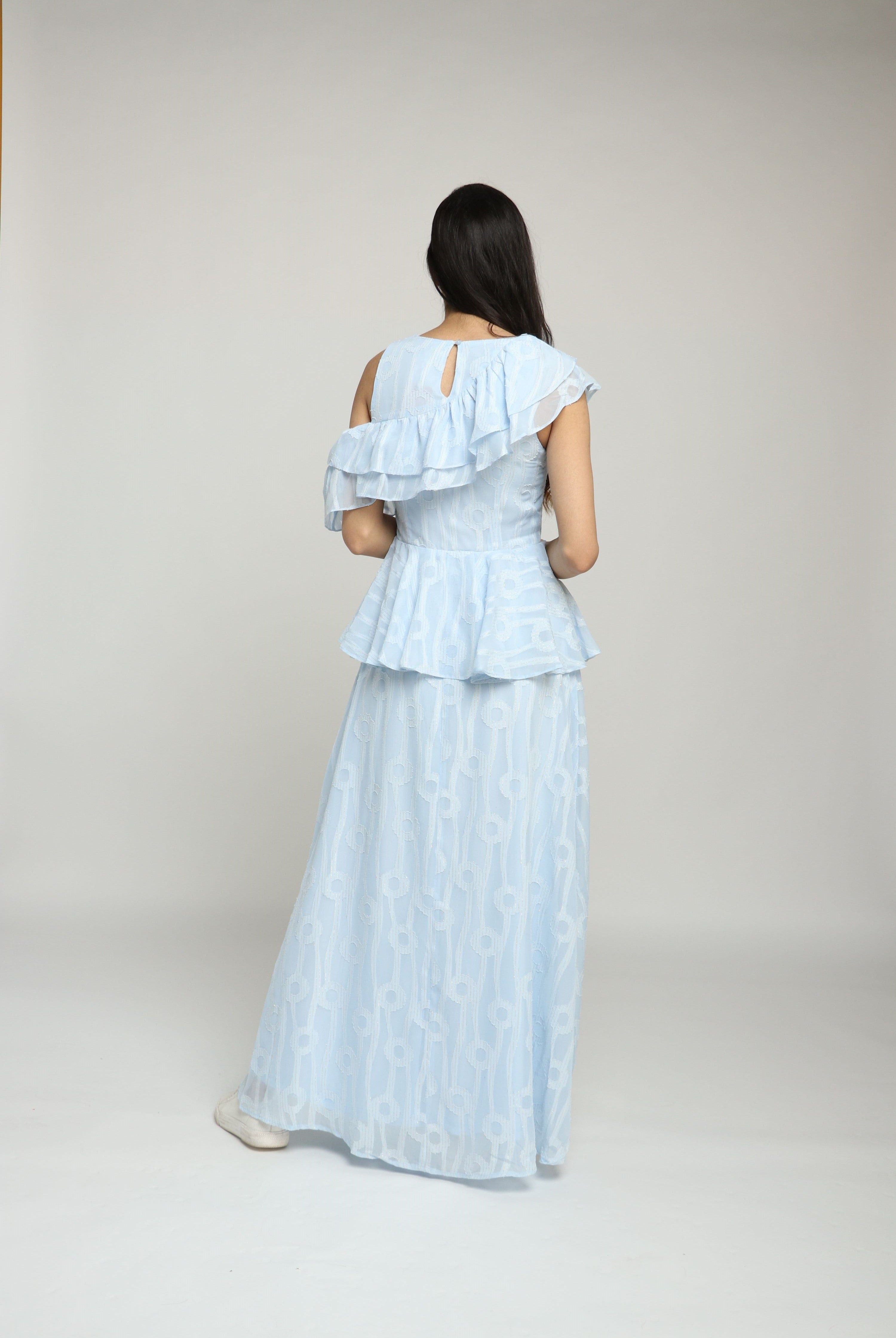 نتشي فستان طويل بكتف مفتوح بكشكشة على الخصر كم قصير