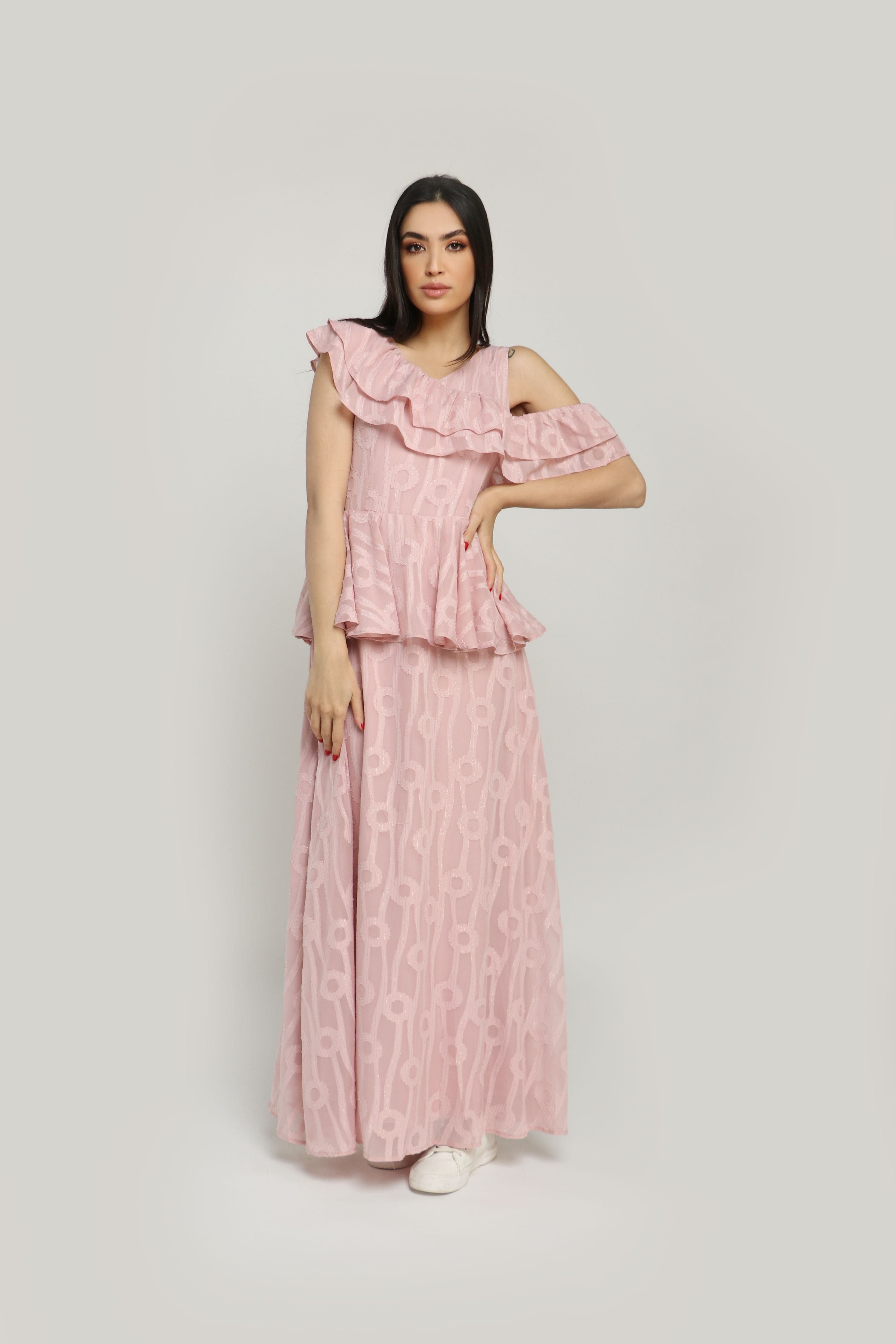 نتشي فستان طويل بكتف مفتوح بكشكشة على الخصر كم قصير