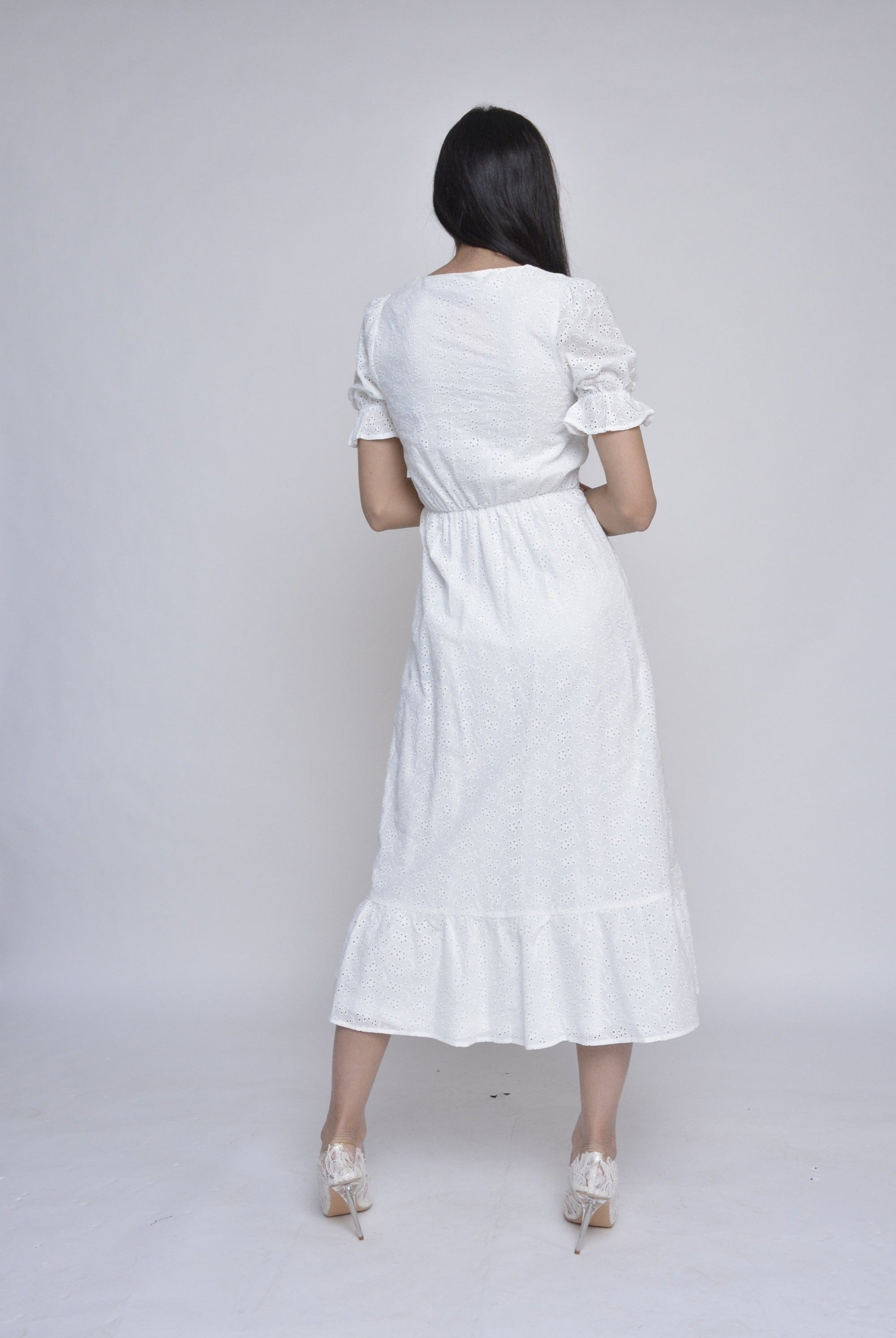 نتشي فستان مخرم برباط بأزرار أمامية ميدي بأكمام قصيرة