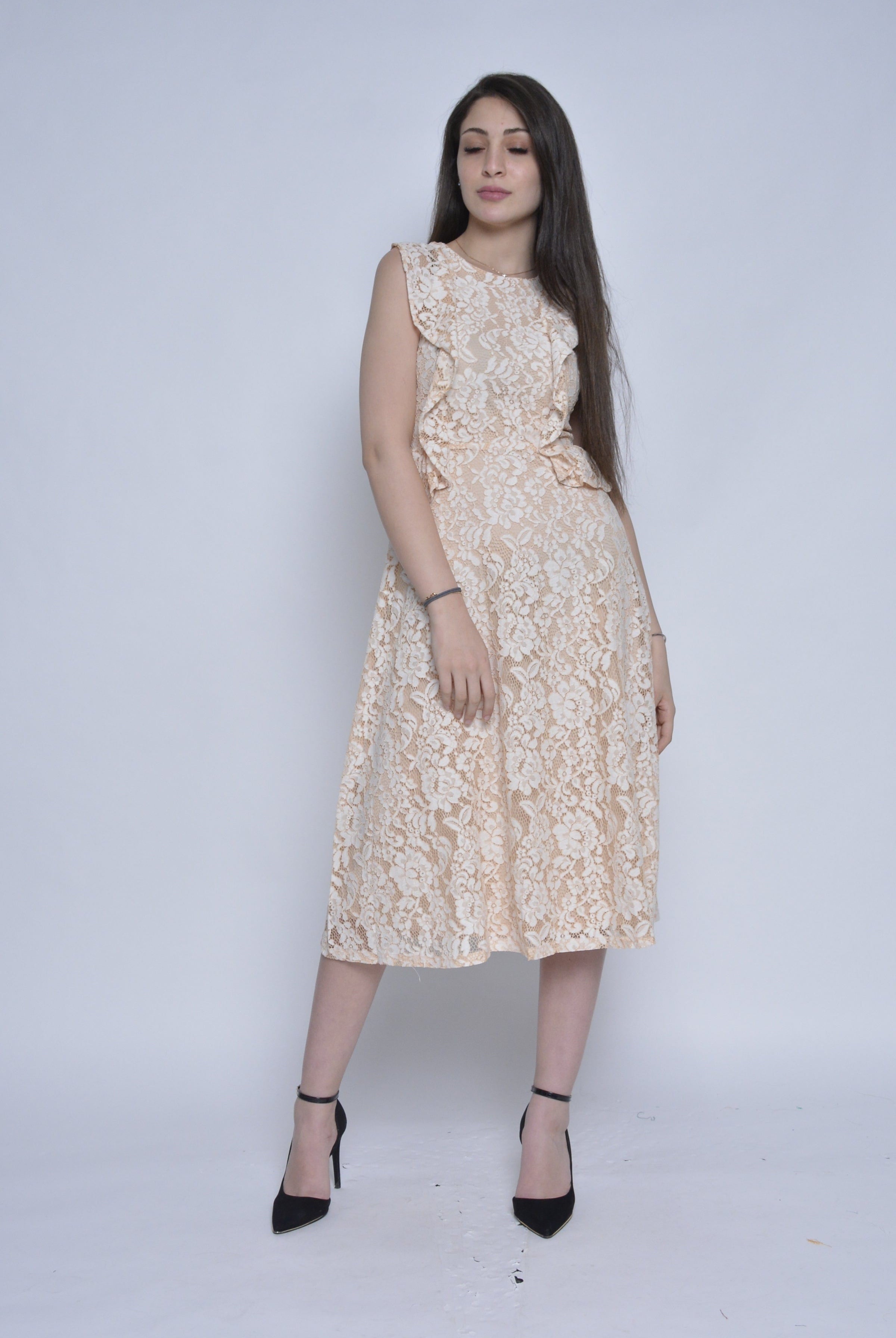 نتشي فستان ميدي مزين بورد مصنوع من الدانتيل