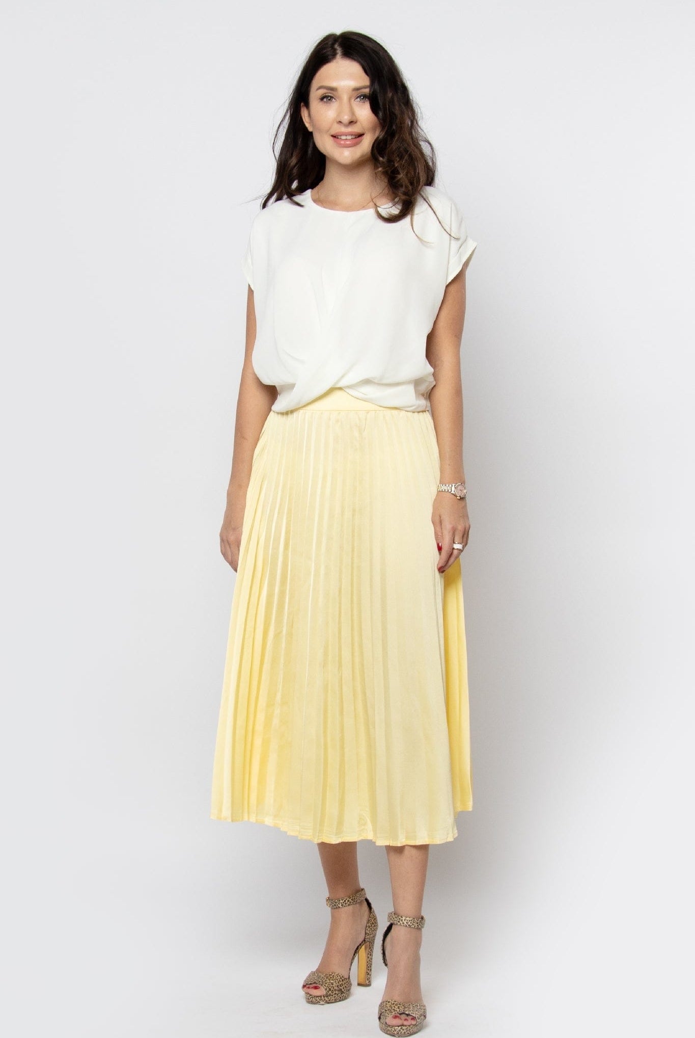 نتشي بلوزة كلاسيك متداخلة بفتحة دائرية كم قصير نسائي