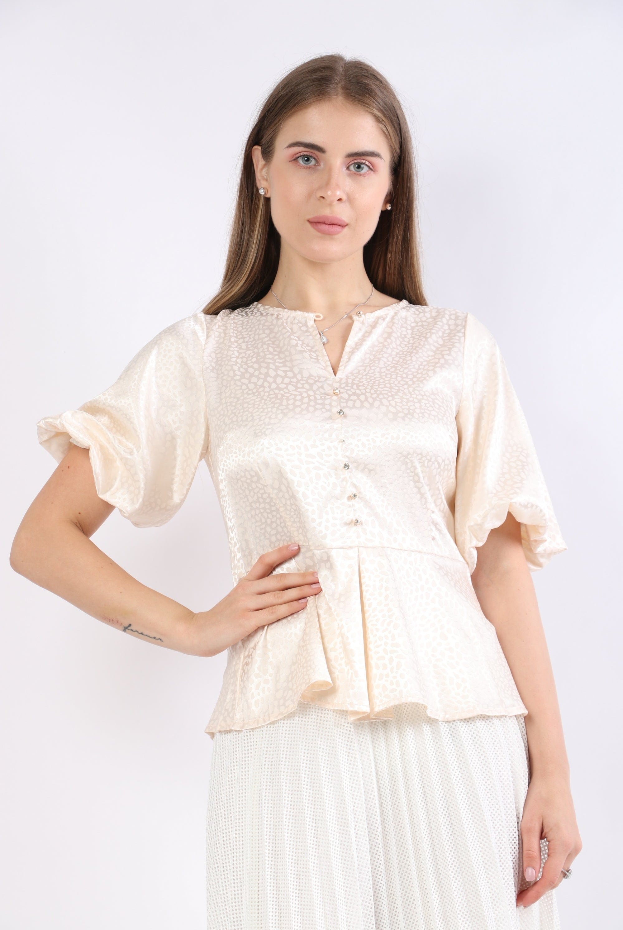 نتشي بلوزة منقوشة بأزرار على شكل كريستال بأكمام قصيرة