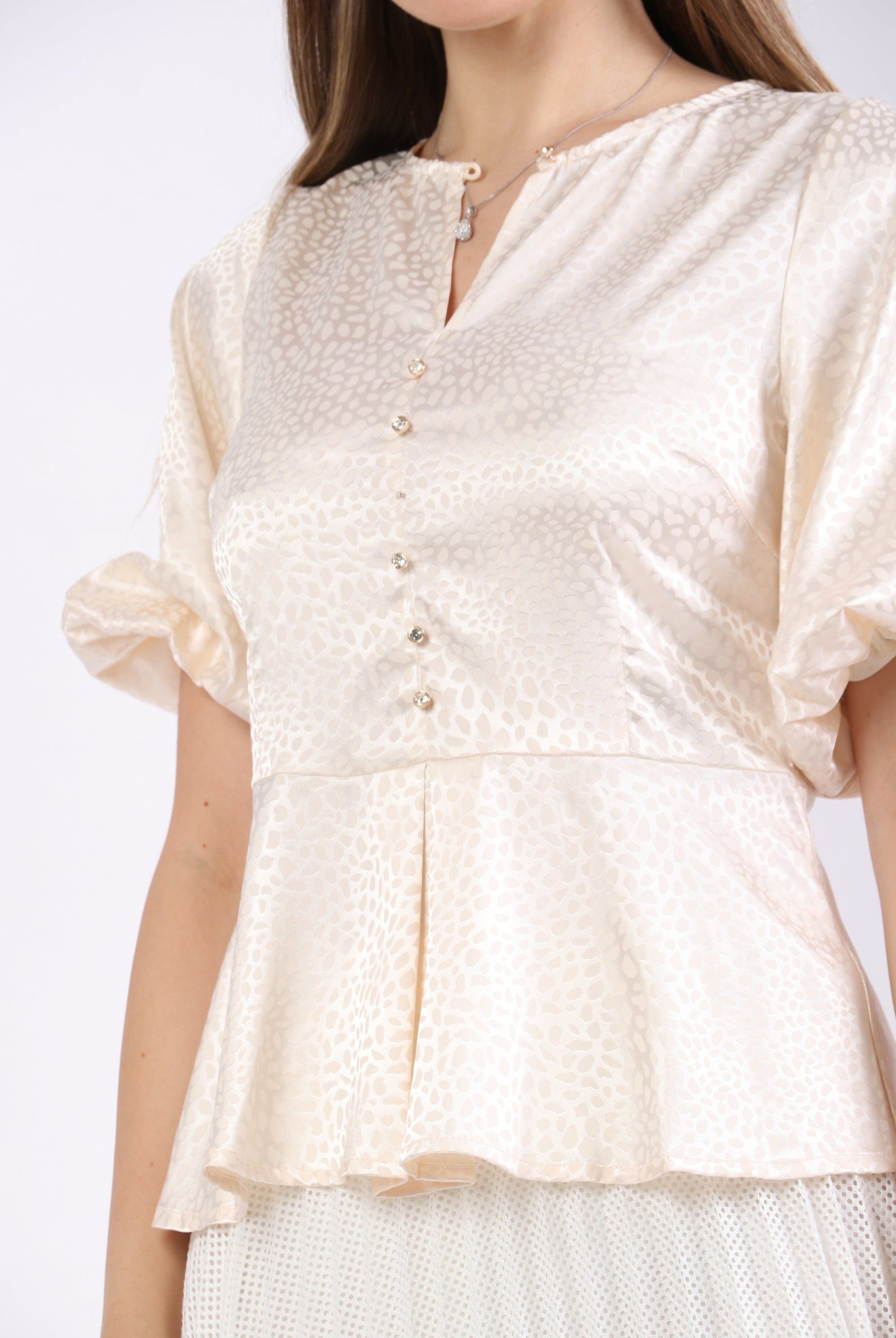 نتشي بلوزة منقوشة بأزرار على شكل كريستال بأكمام قصيرة