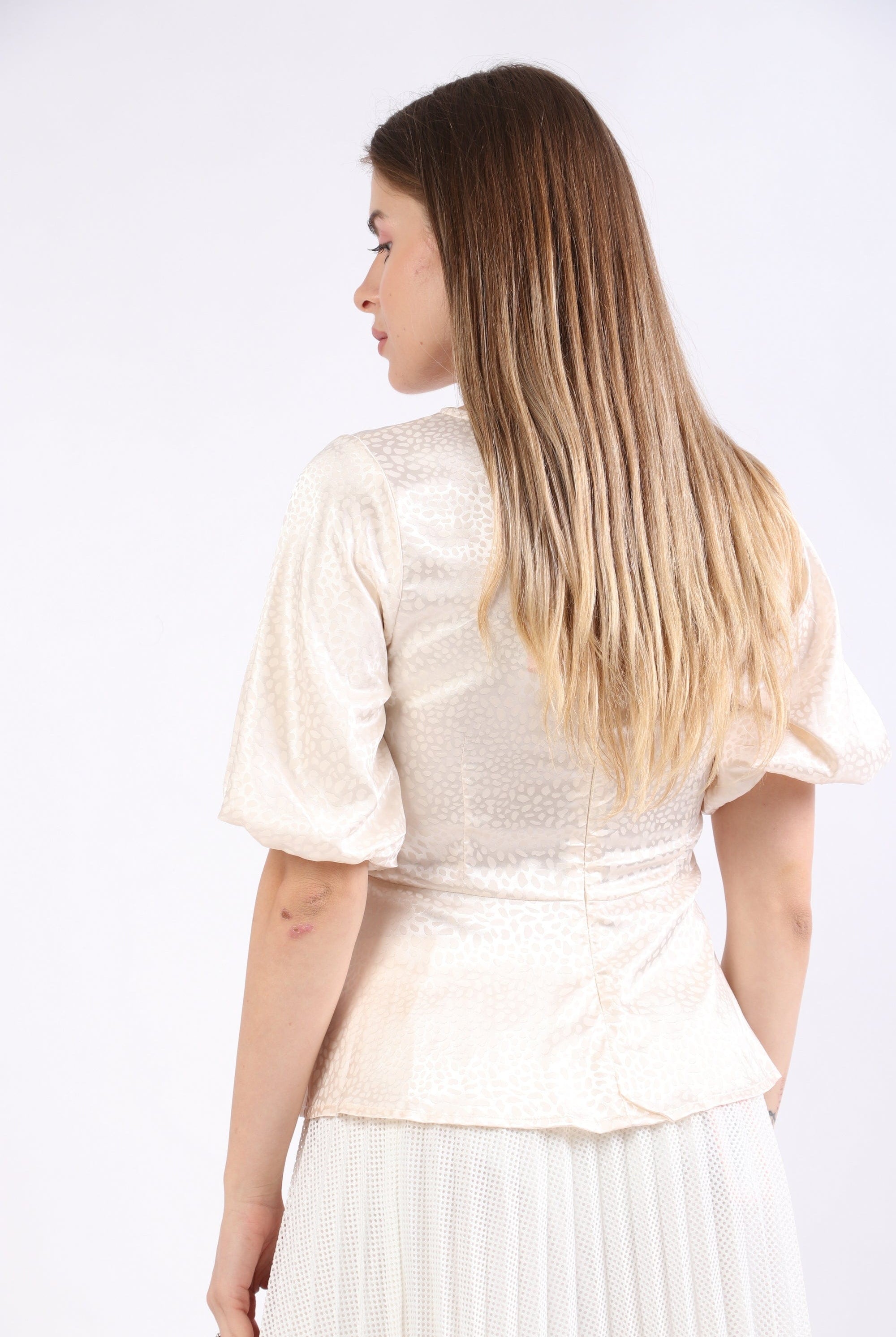 نتشي بلوزة منقوشة بأزرار على شكل كريستال بأكمام قصيرة