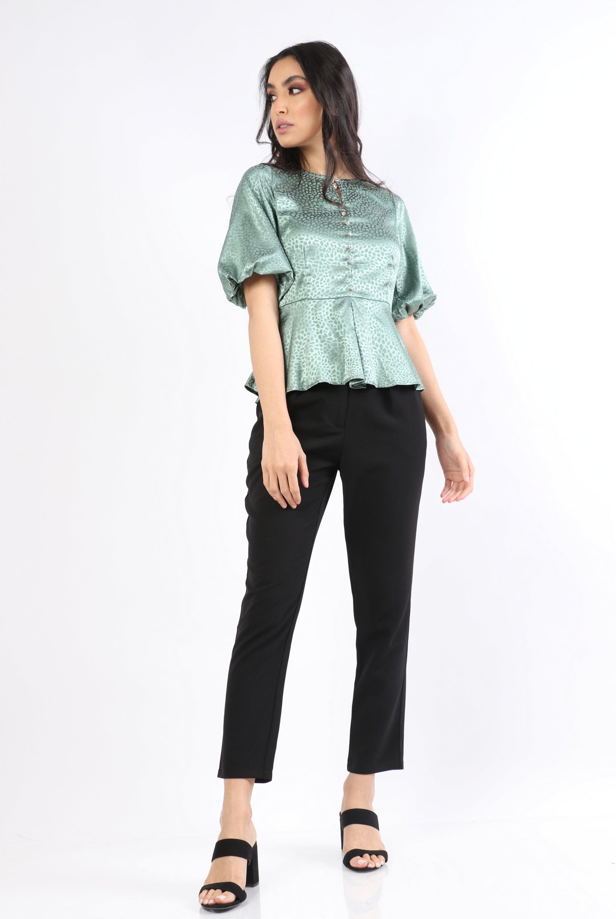 نتشي بلوزة منقوشة بأزرار على شكل كريستال بأكمام قصيرة