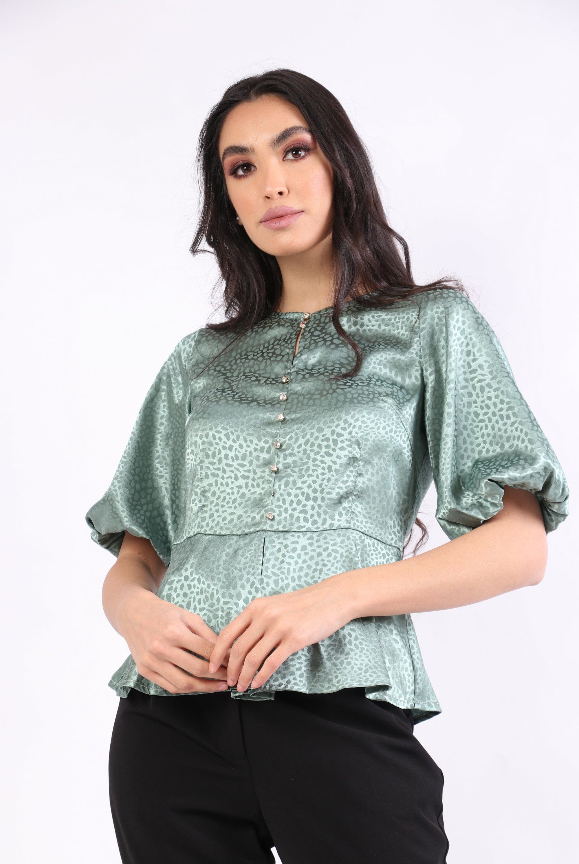 نتشي بلوزة منقوشة بأزرار على شكل كريستال بأكمام قصيرة