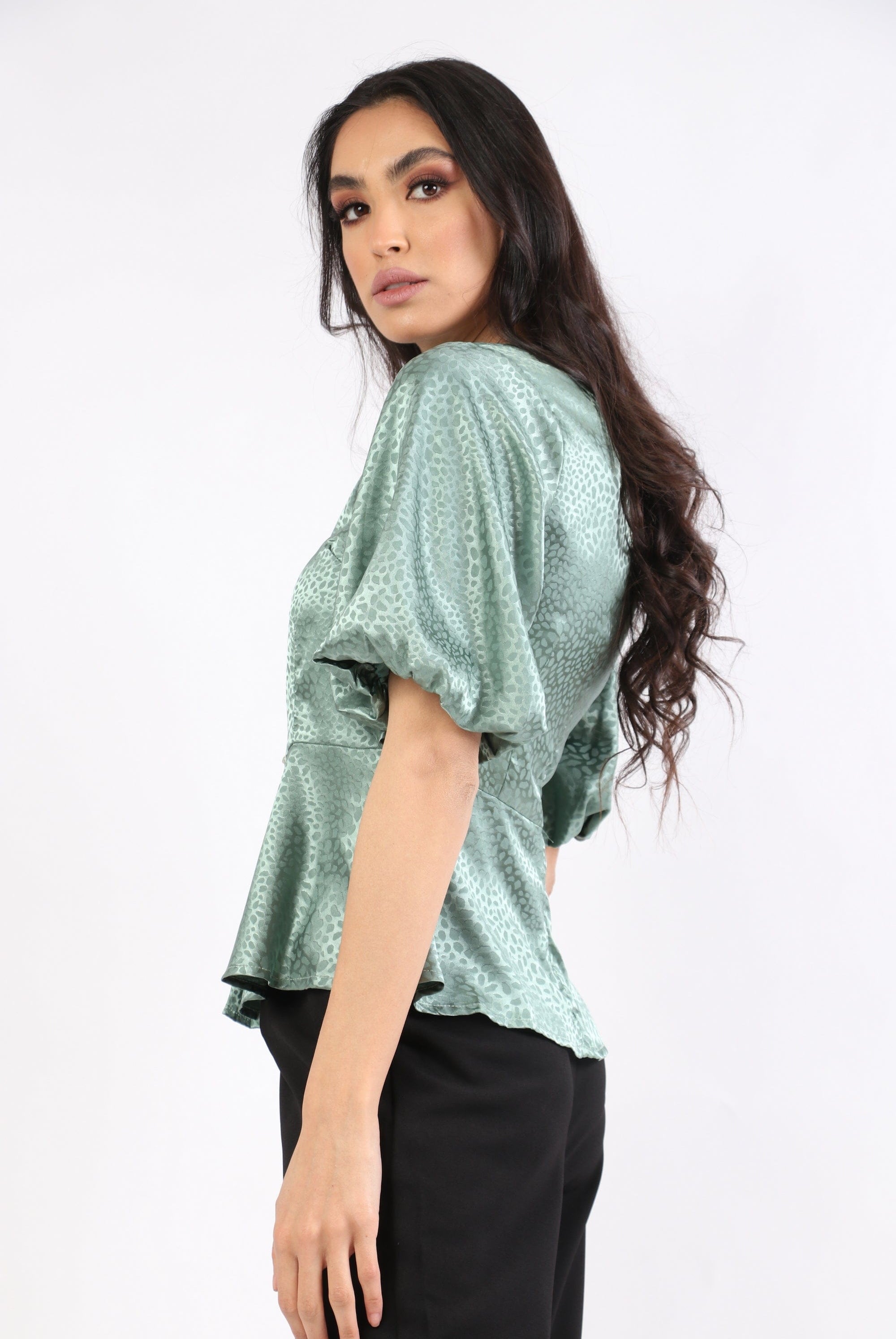 نتشي بلوزة منقوشة بأزرار على شكل كريستال بأكمام قصيرة