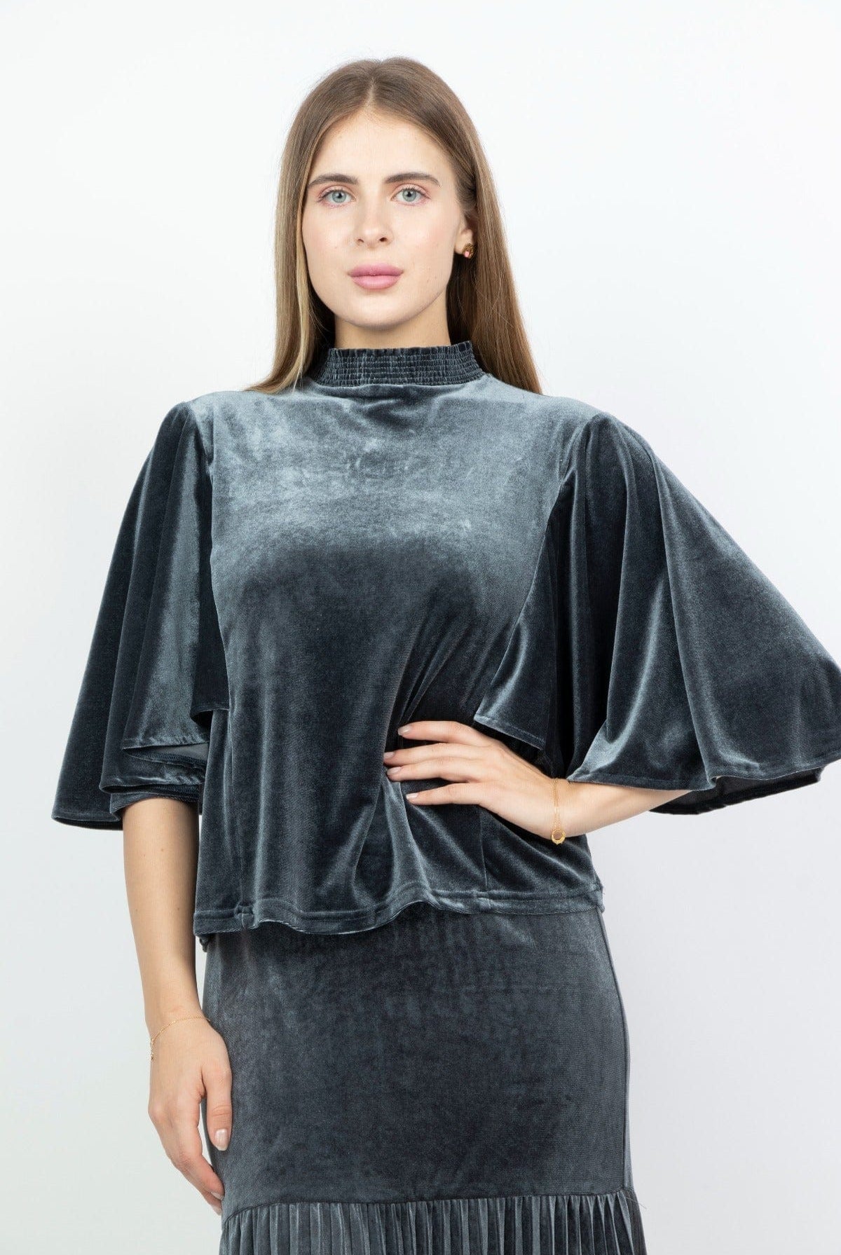 نتشي بلوزة مخملية نص كم واسع ياقة مرفوعة نسائي