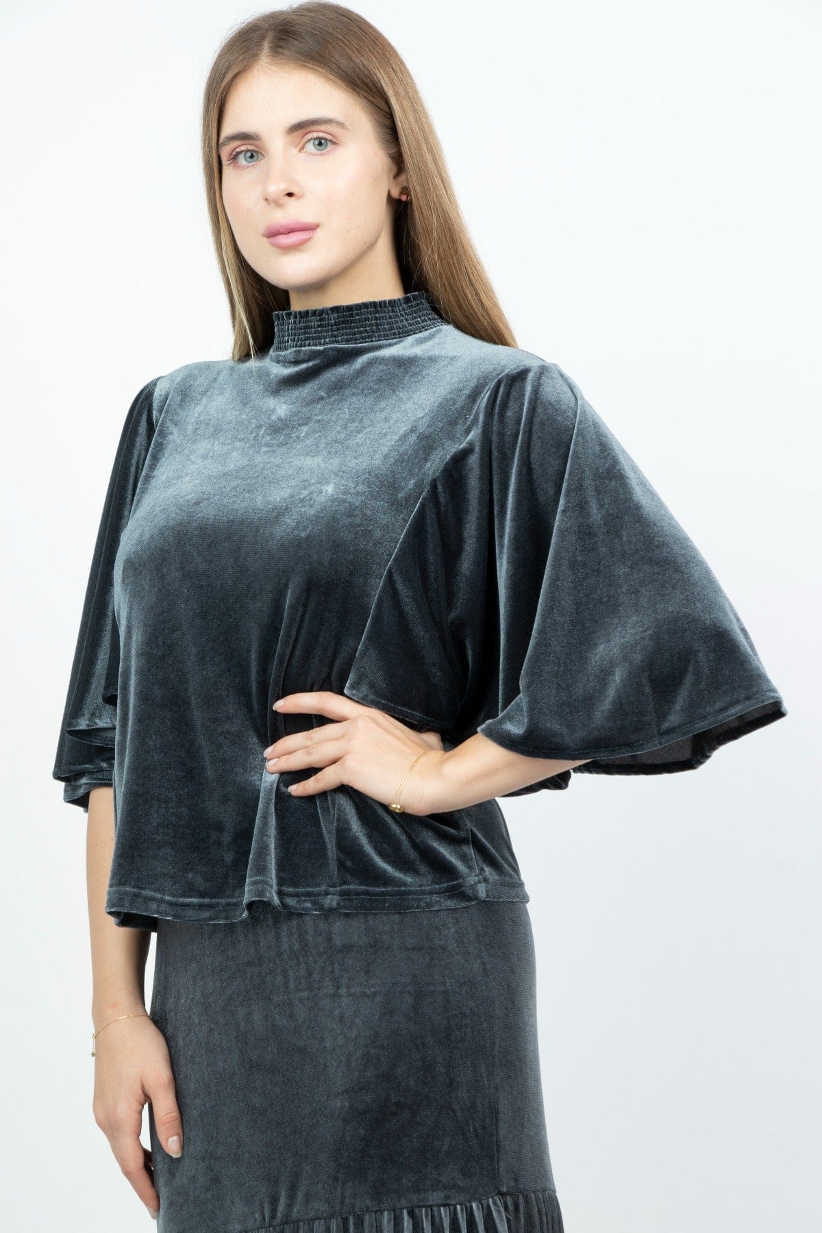 نتشي بلوزة مخملية نص كم واسع ياقة مرفوعة نسائي