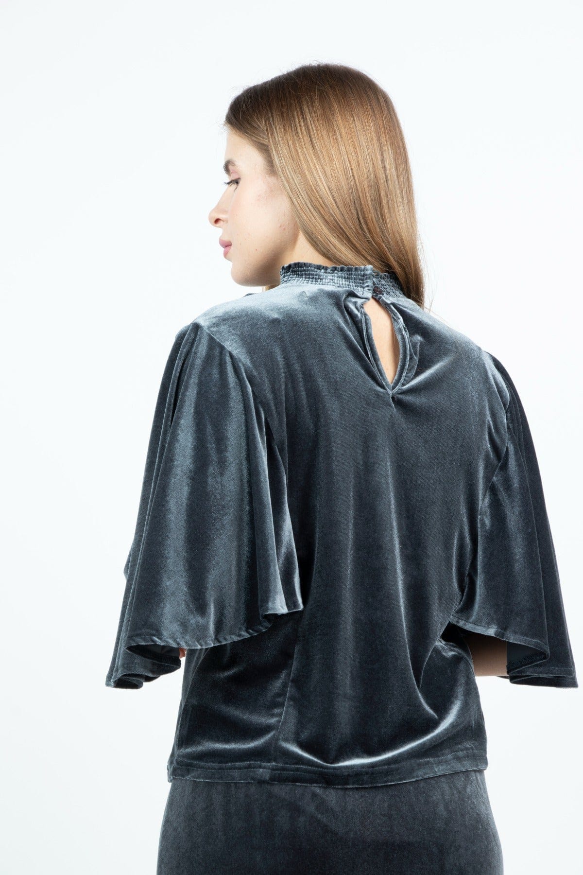 نتشي بلوزة مخملية نص كم واسع ياقة مرفوعة نسائي