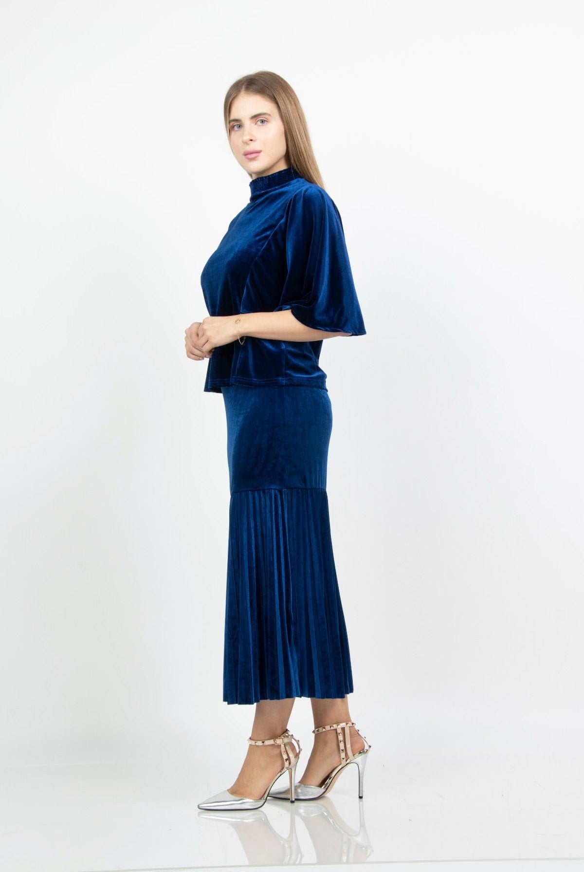 نتشي بلوزة مخملية نص كم واسع ياقة مرفوعة نسائي