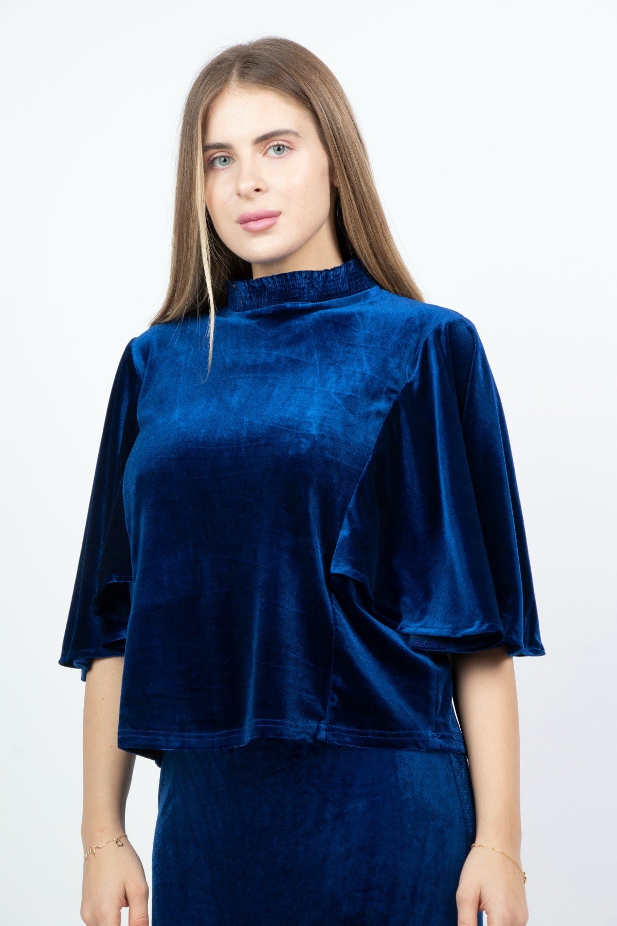 نتشي بلوزة مخملية نص كم واسع ياقة مرفوعة نسائي