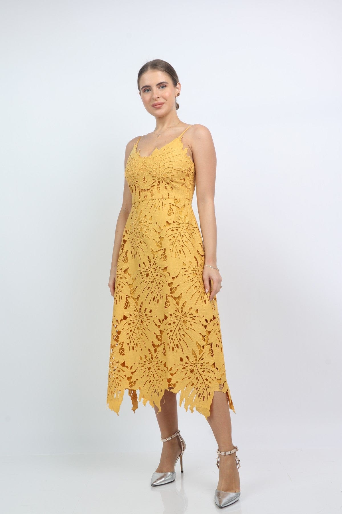 نتشي فستان دانتيل نسائي بحمالات بقصة مميزة