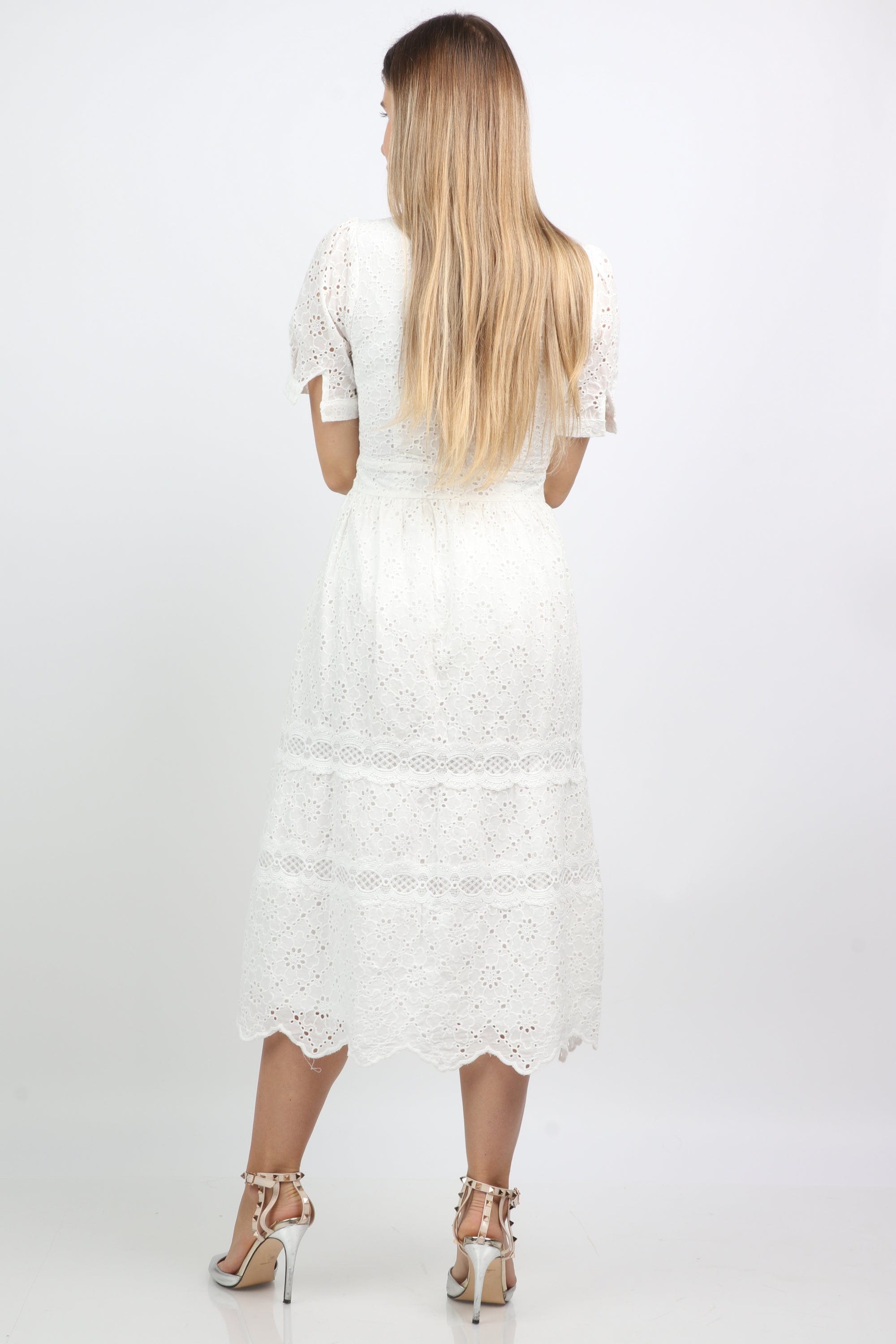 نتشي فستان ميدي دانتيل بأزرار على الصدر بكم قصير