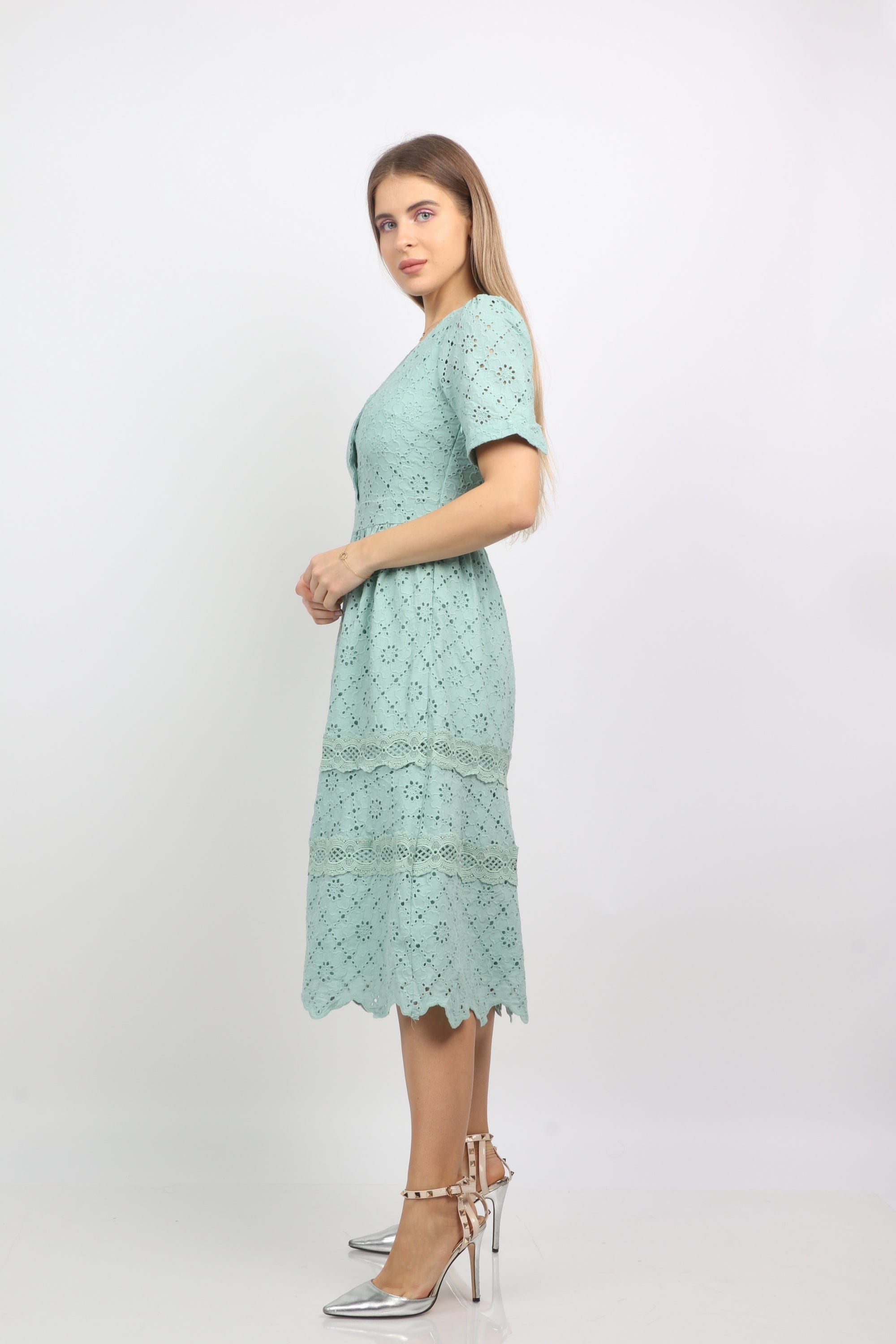 نتشي فستان ميدي دانتيل بأزرار على الصدر بكم قصير