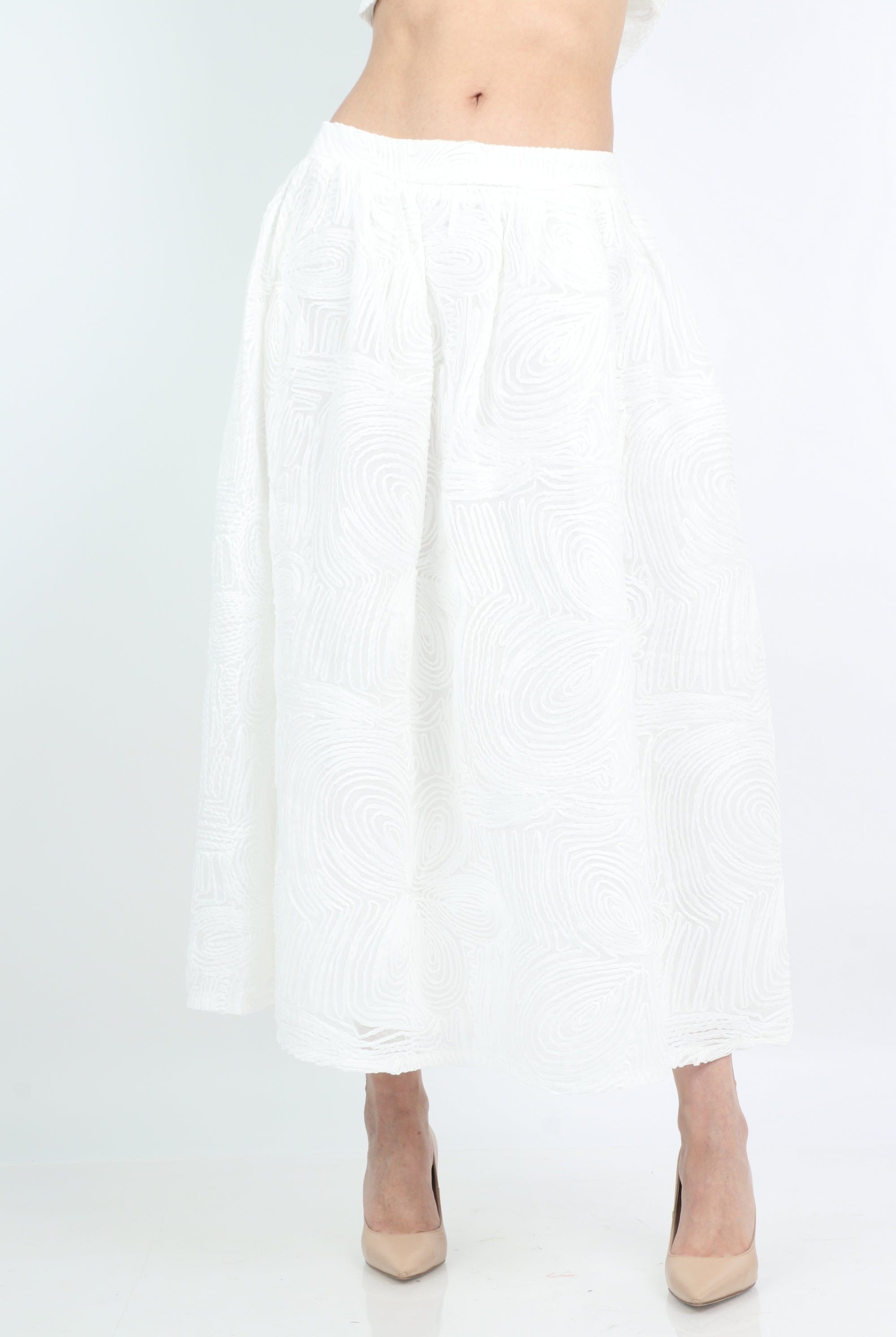 نتشي تنورة ميدي منفوشة بقماش منقوش بارز