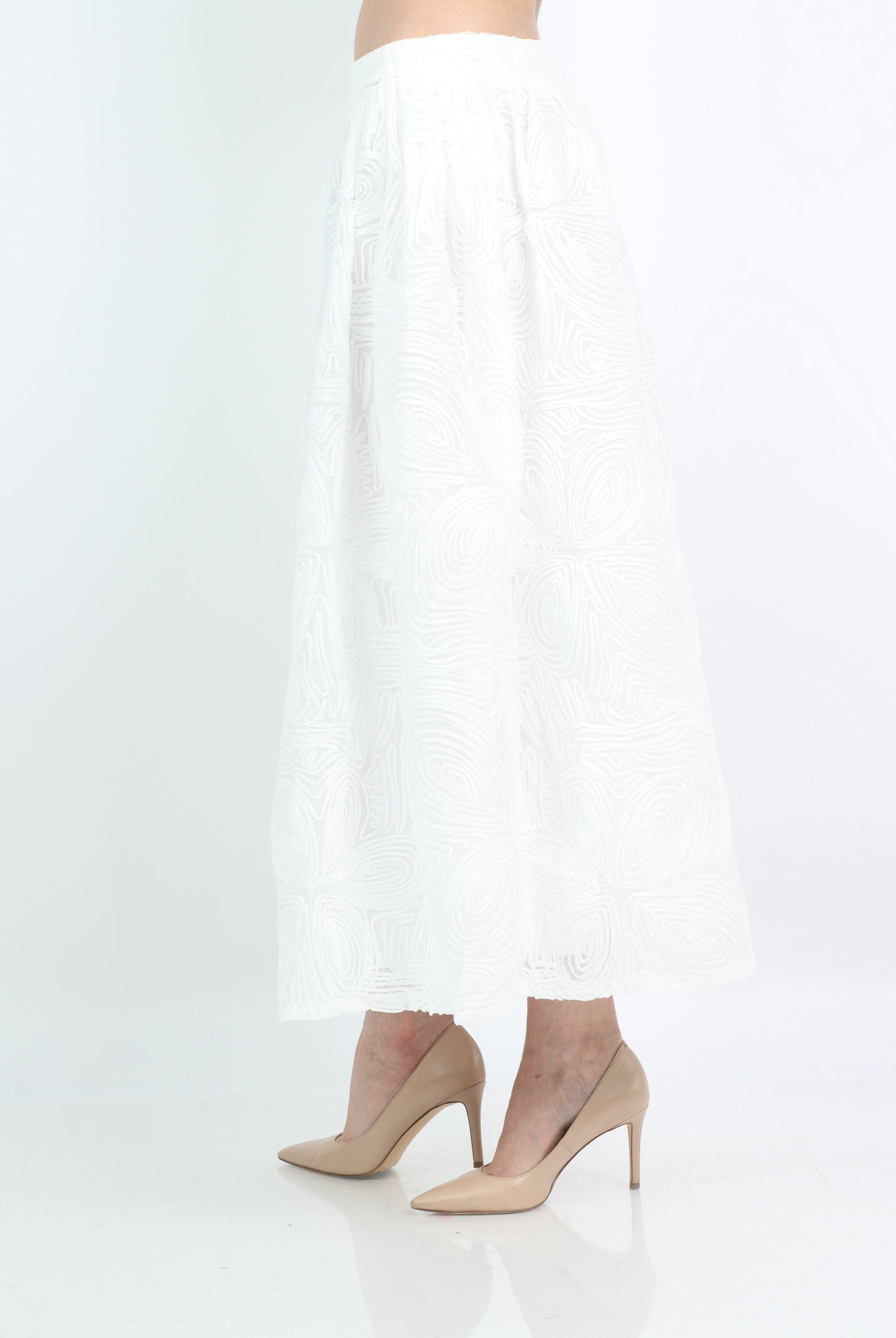 نتشي تنورة ميدي منفوشة بقماش منقوش بارز