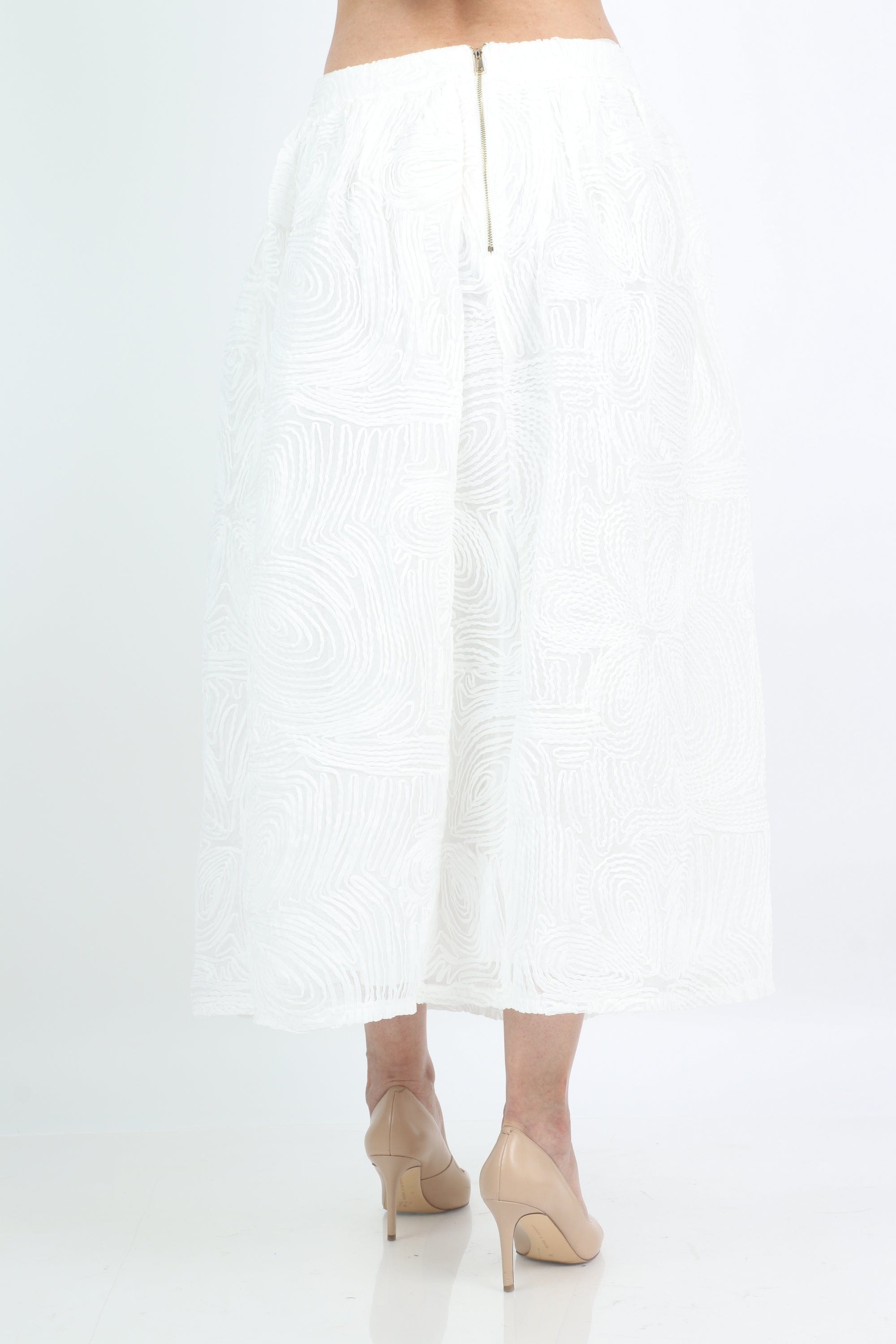 نتشي تنورة ميدي منفوشة بقماش منقوش بارز