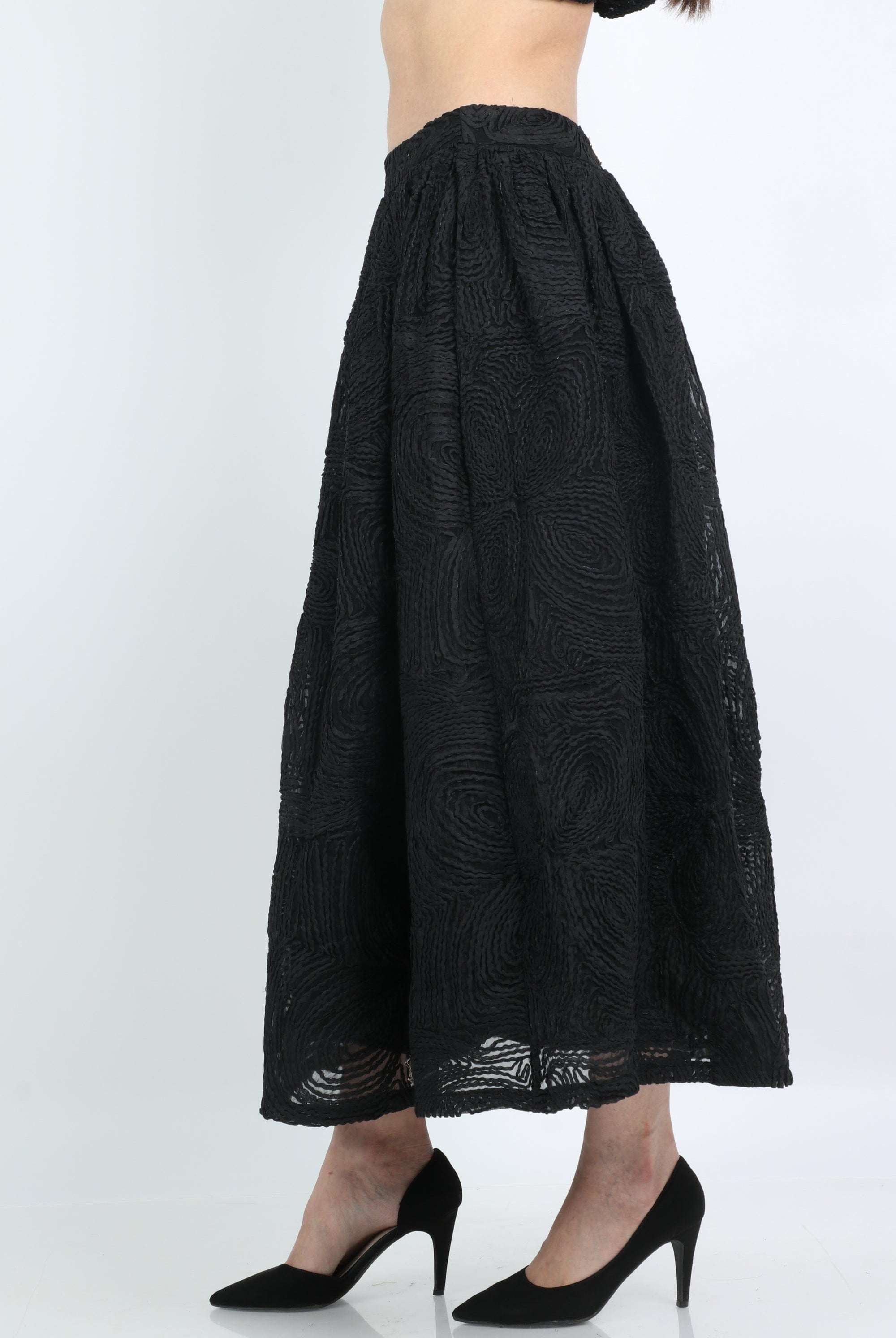 نتشي تنورة ميدي منفوشة بقماش منقوش بارز