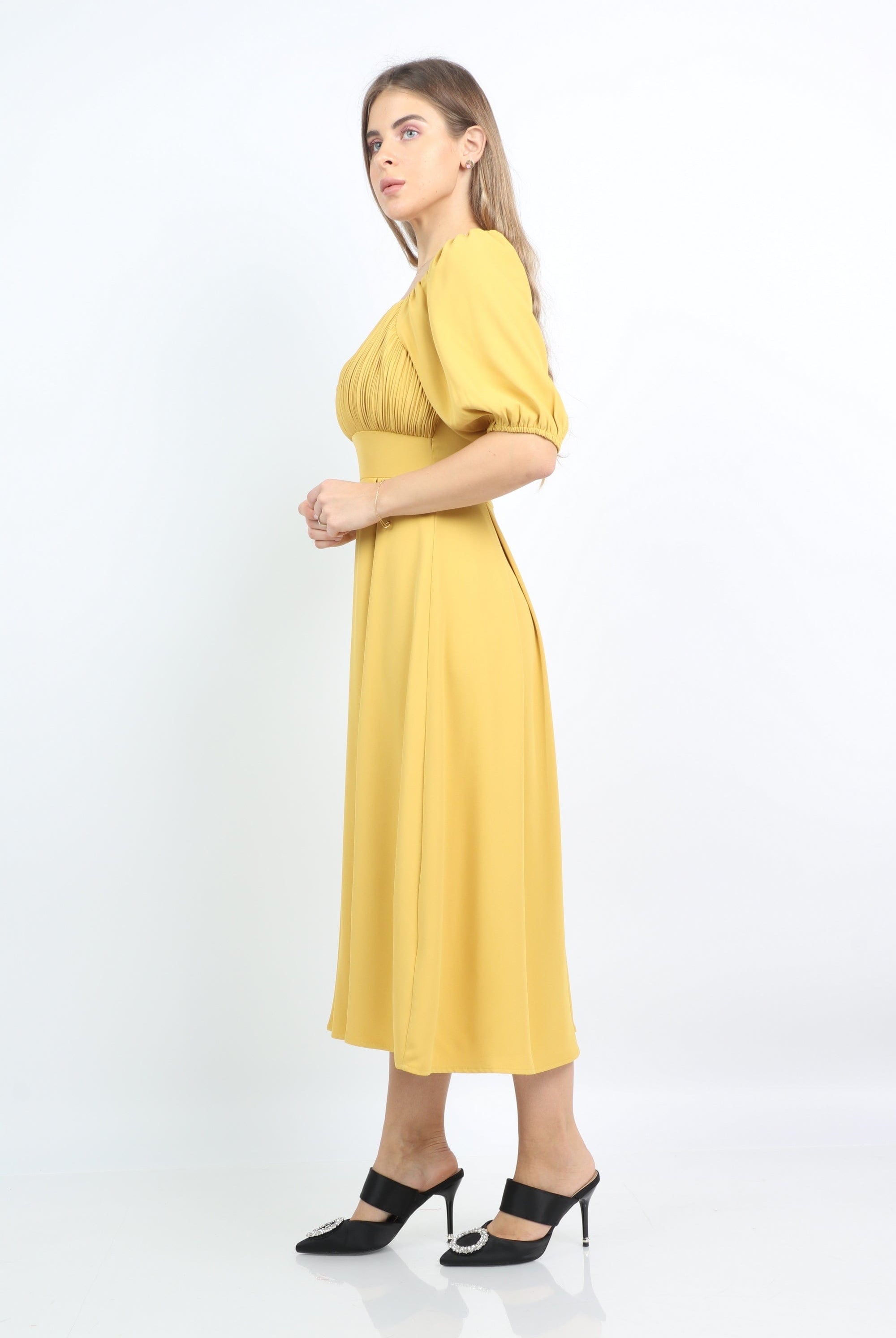 نتشي فستان ميدي مخصر مطرز على الصدر ببكم قصير