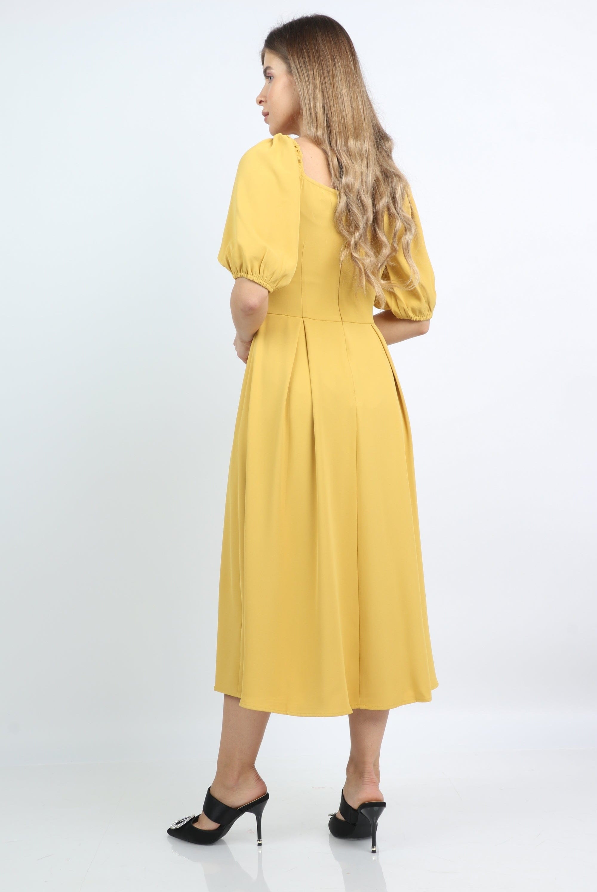 نتشي فستان ميدي مخصر مطرز على الصدر ببكم قصير