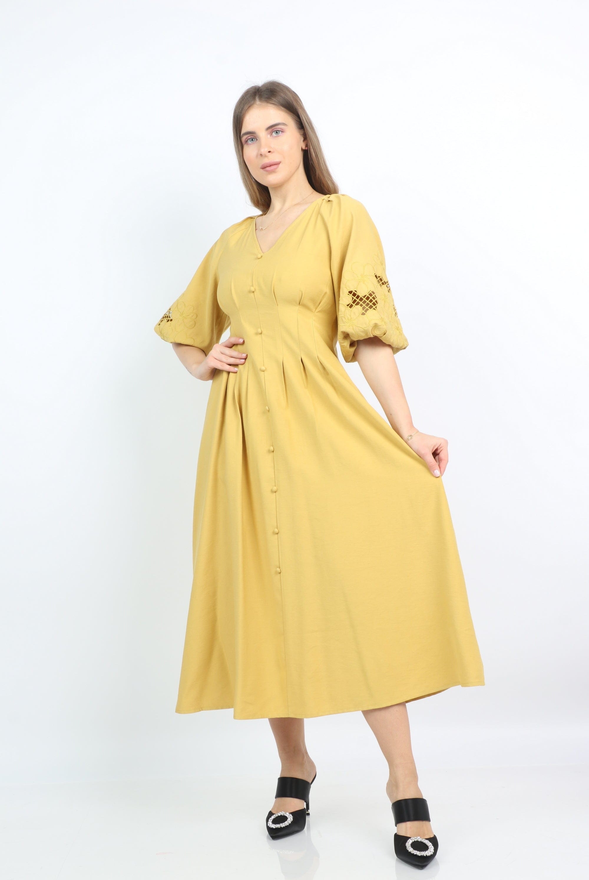 نتشي فستان ميدي ضيق على الخصر بأزرار أمامية كم منفوش قصير