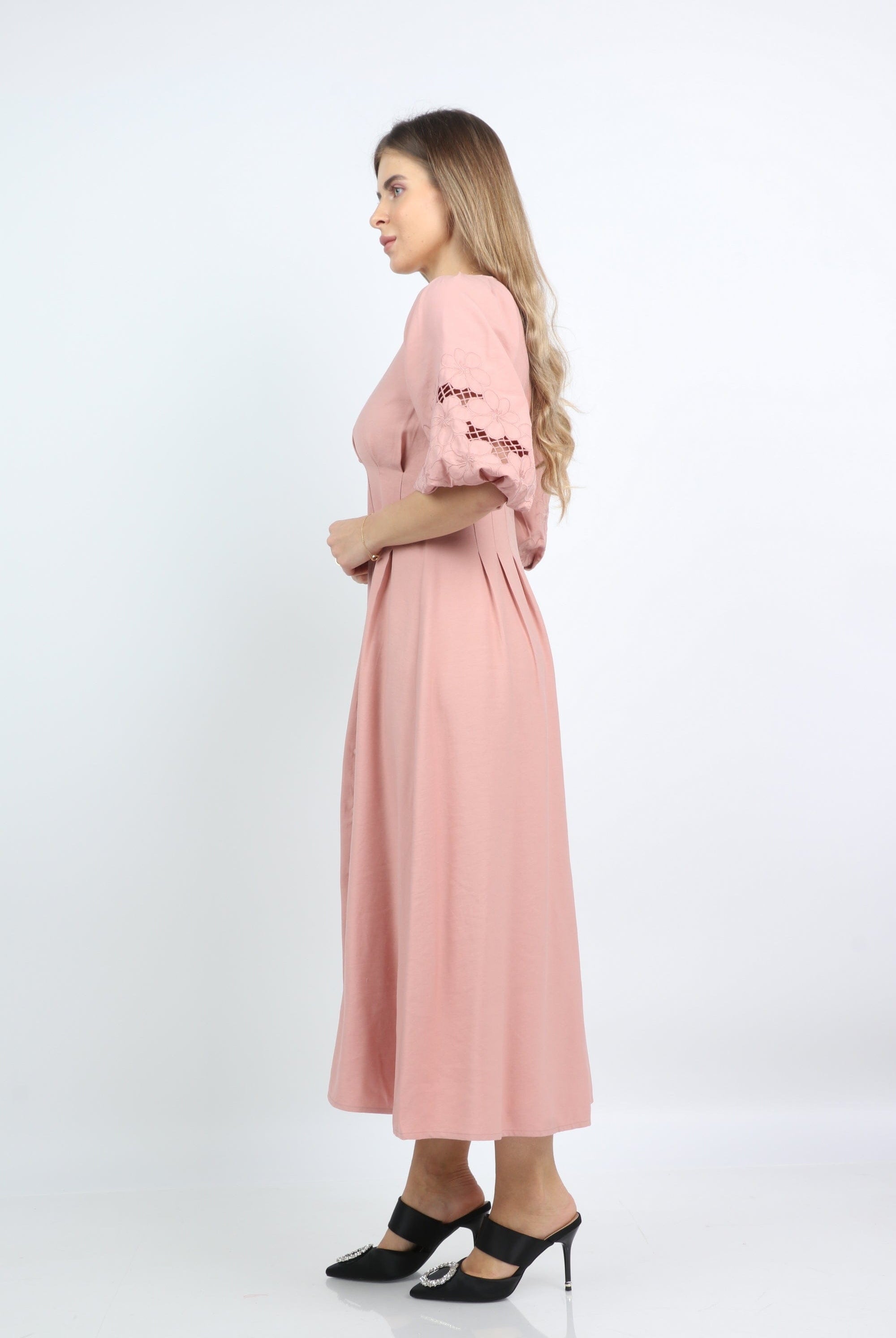 نتشي فستان ميدي ضيق على الخصر بأزرار أمامية كم منفوش قصير